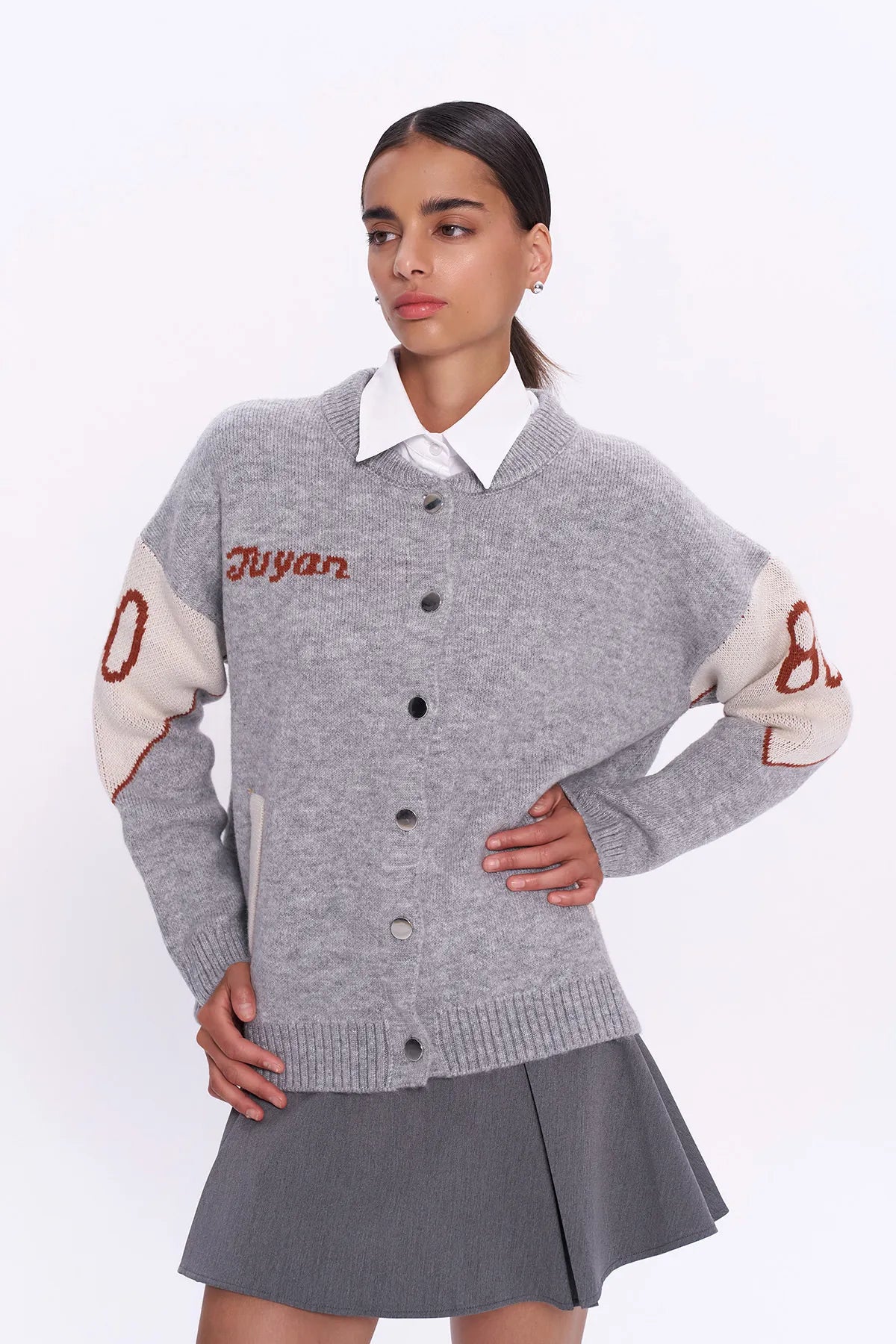 كارديجان شتوي محبوك رمادي وكتابة على اليد والظهر - Gray Knitted Cardigan with Colorful Patterned Back Buttons