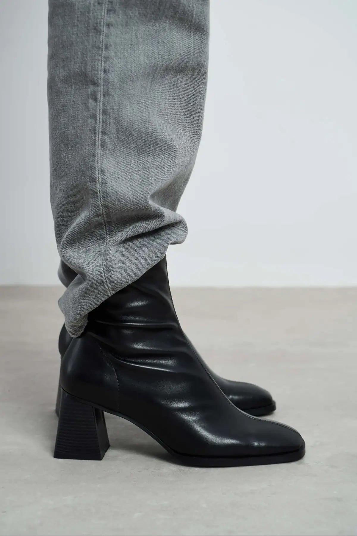 SABLEX BLACK MATTE ZIPPER DETAIL BLUT-TOE WOMEN'S HIGH-HEEL BOOTS