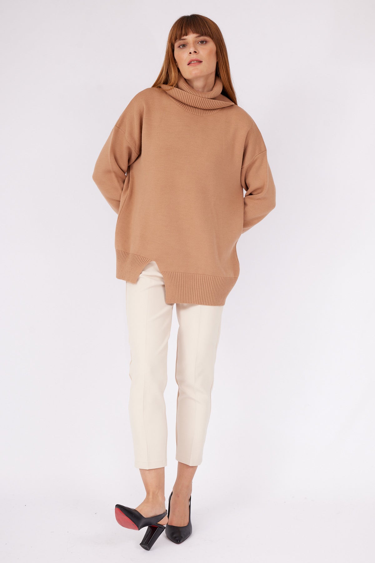 LIGHT BROWN STRAIGHT TURTLENECK SWEATER