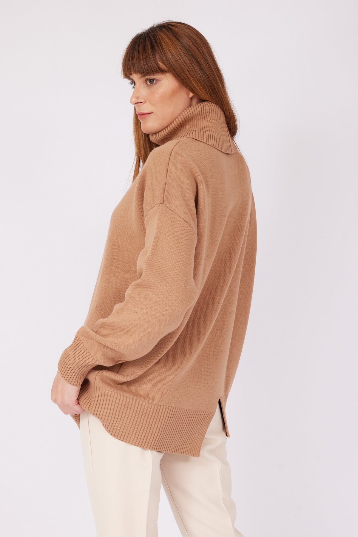 LIGHT BROWN STRAIGHT TURTLENECK SWEATER