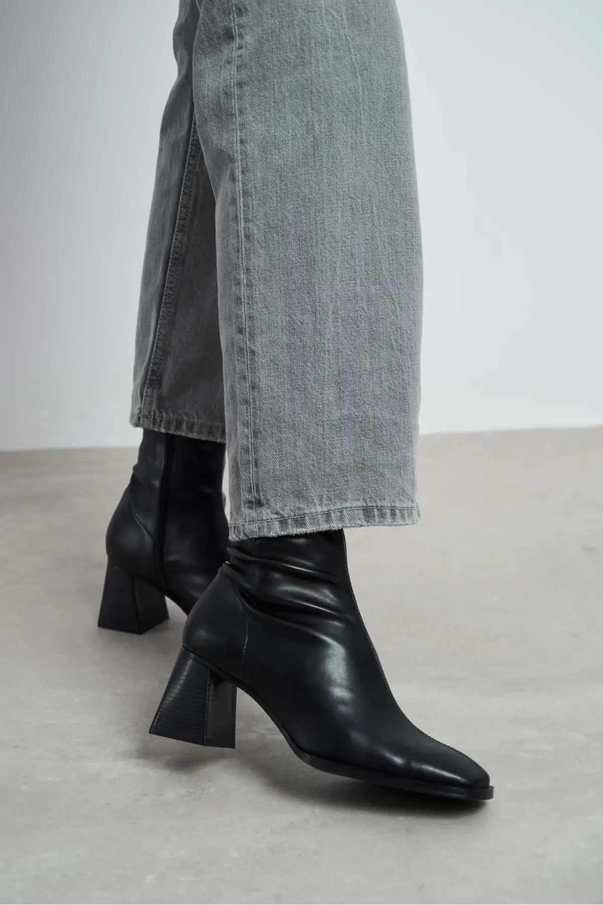 SABLEX BLACK MATTE ZIPPER DETAIL BLUT-TOE WOMEN'S HIGH-HEEL BOOTS