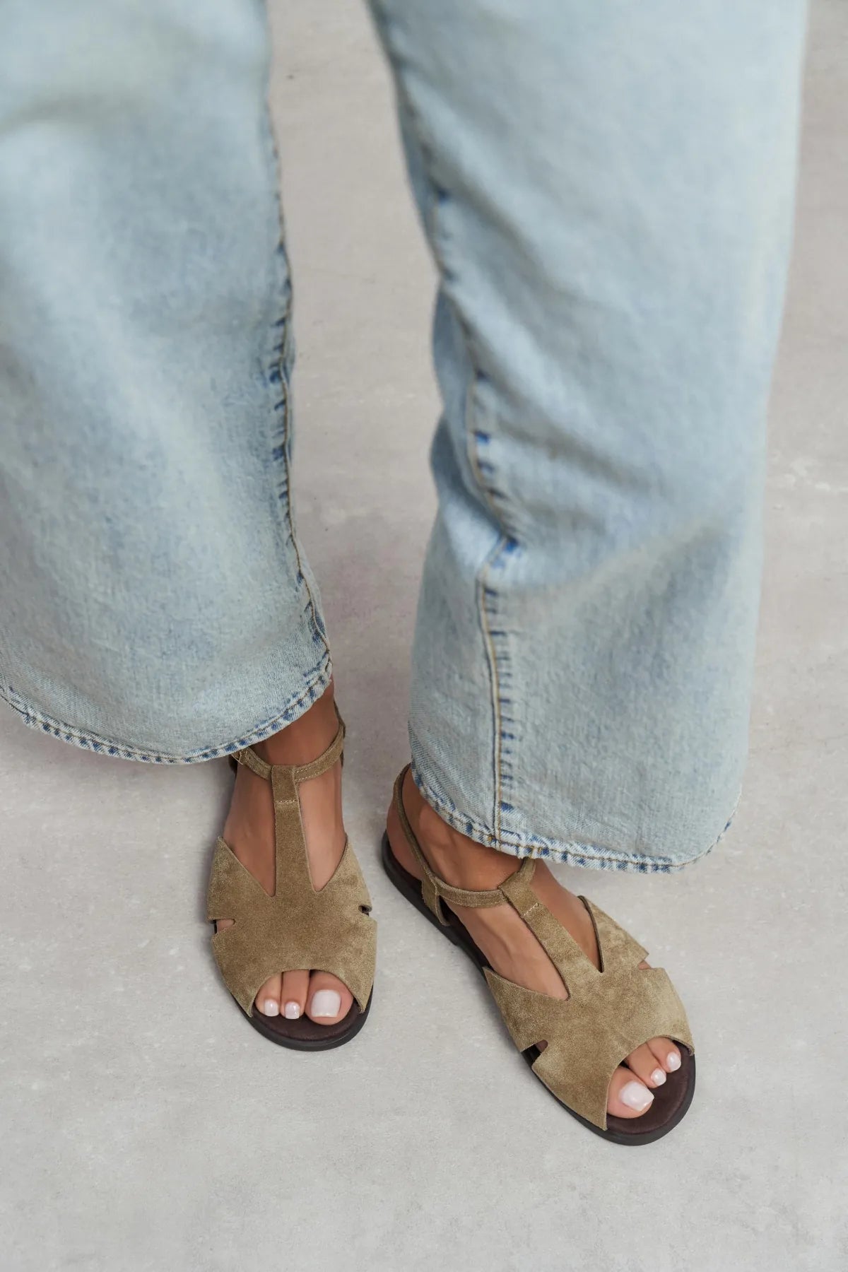 DESSAS ROME BEIGE SUEDE GENUINE LEATHER BUCKLE DETAIL WOMEN’S FLAT OPEN-TOE SANDALS