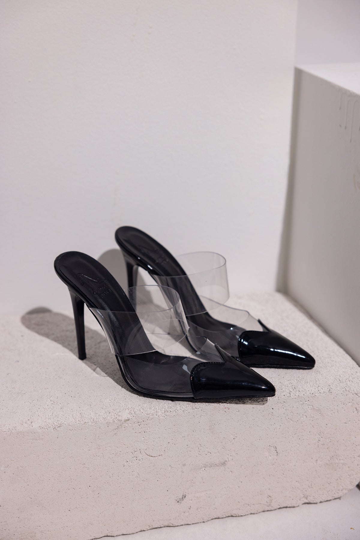 Geulis Transparent Detailed Black Patent Leather Slippers