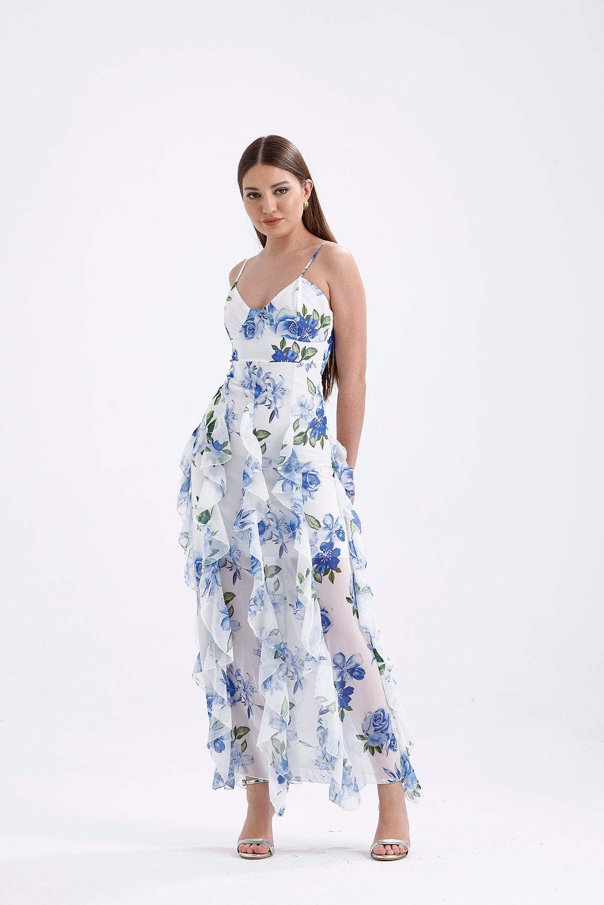 فستان ماكسي بحمالات وتفاصيل كشكش باللون الأزرق