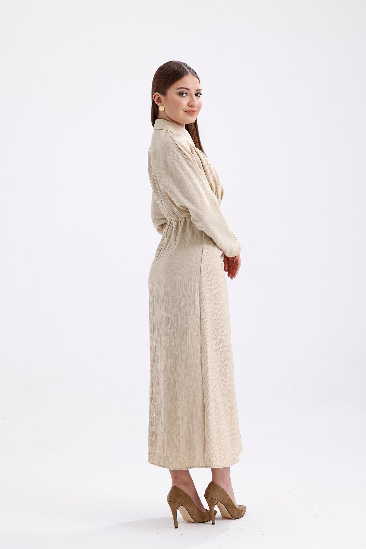 فستان طويل بخصر مطاطي باللون البيج