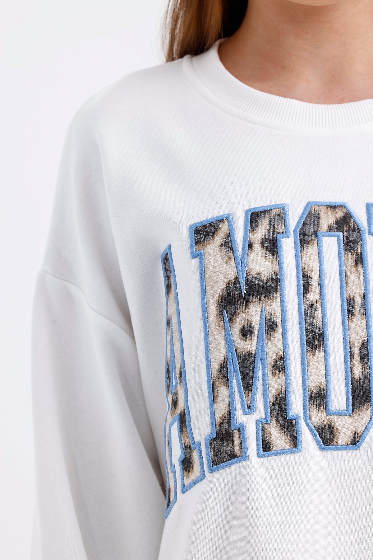 Sweatshirt with Embroidery Details | SWEATSHIRT | Lebbse Sweatshirt with Embroidery Details | SWEATSHIRT | Lebbse