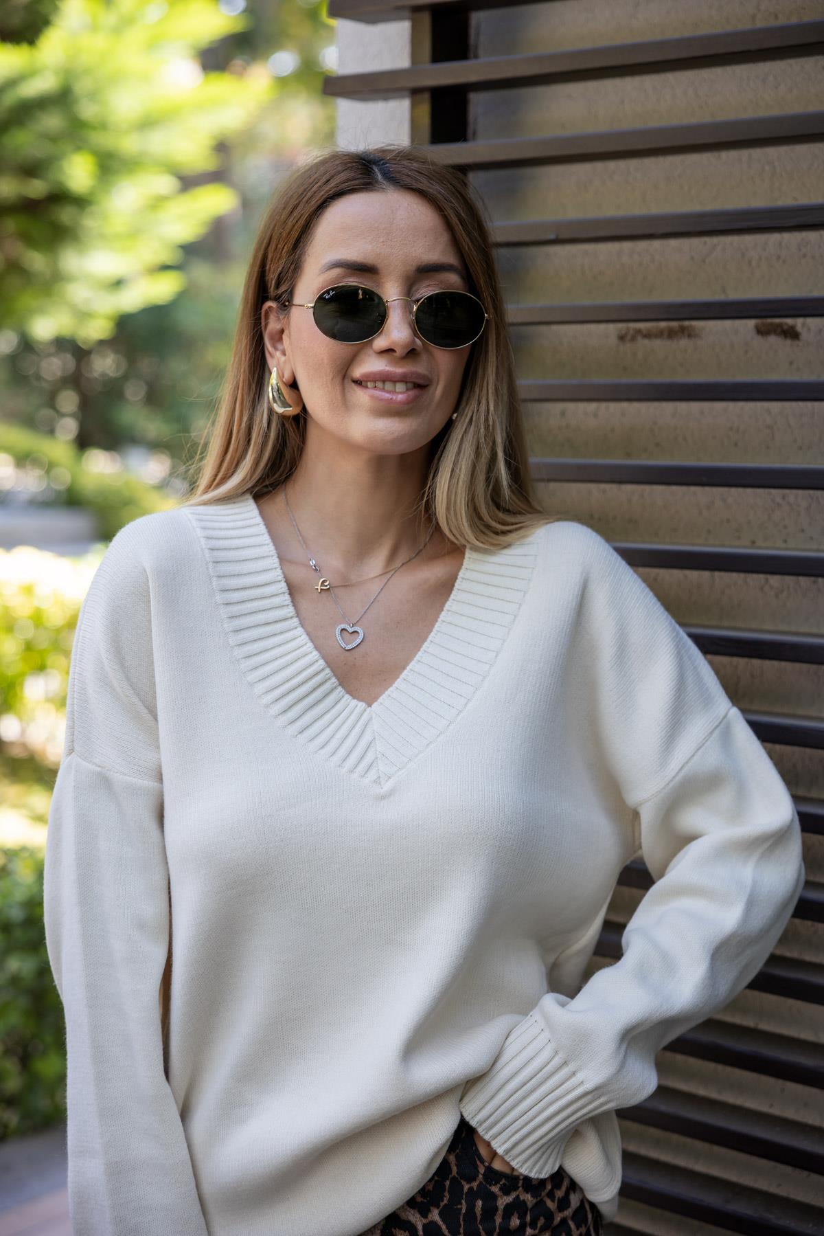 V Neck Knitted Sweater - CREAM