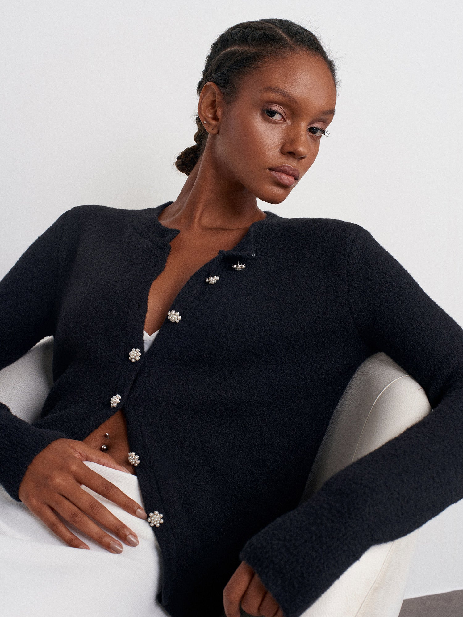 كارديجان الوان اسود تريكو بأزرار لؤلؤية - Black Pearl Buttoned Knitted Cardigan