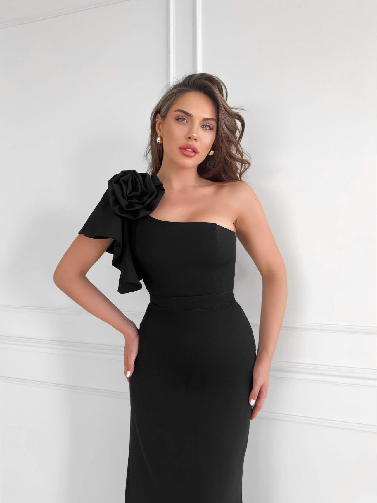 ONE SHOULDER ROSE BROCHET DRESS