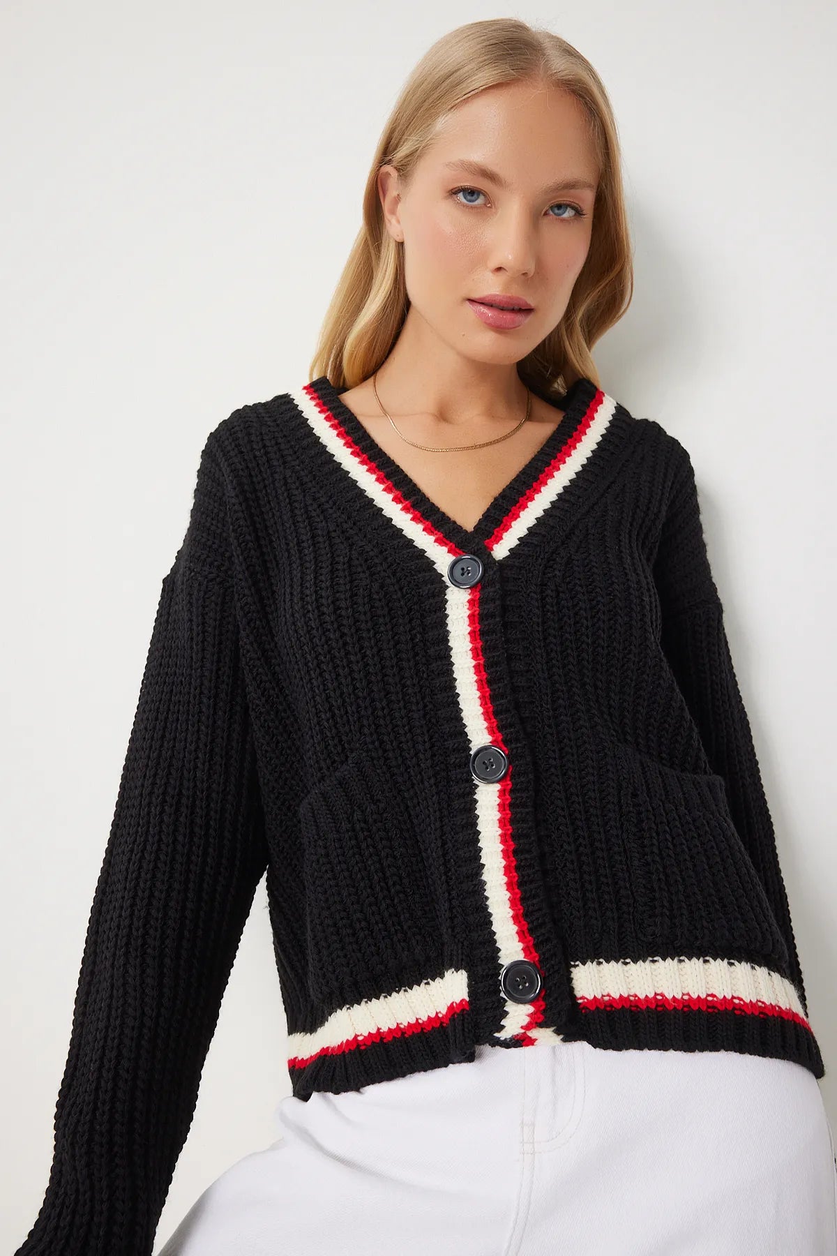 كارديجان طويل صوف اسود مع شريط ابيض واحمر - Black V Neck Striped Detailed Knitted Cardigan