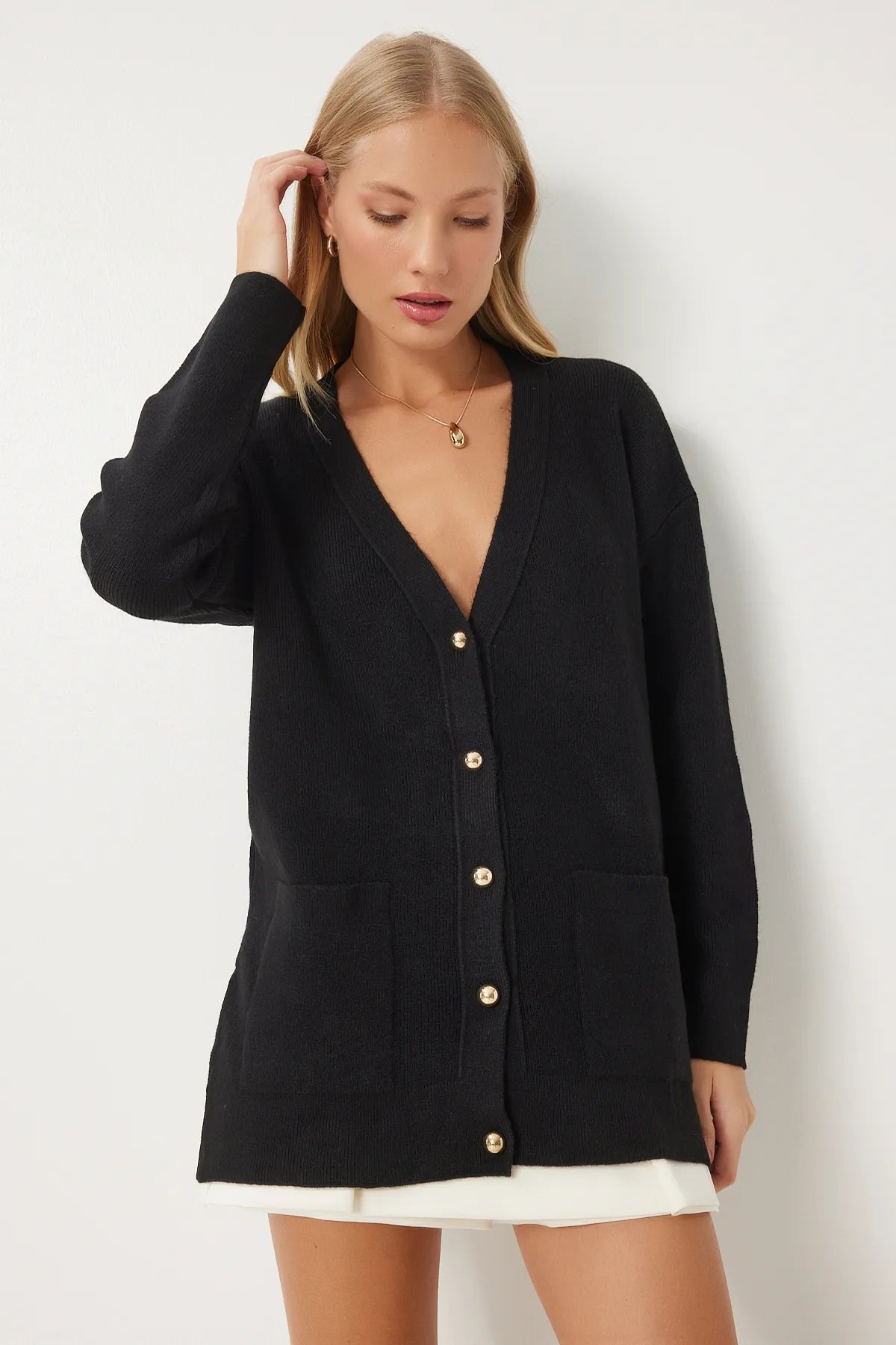 كارديجان شتوي اسود بتفاصيل ازرار ذهبية - Black Buttoned Long Knit Cardigan