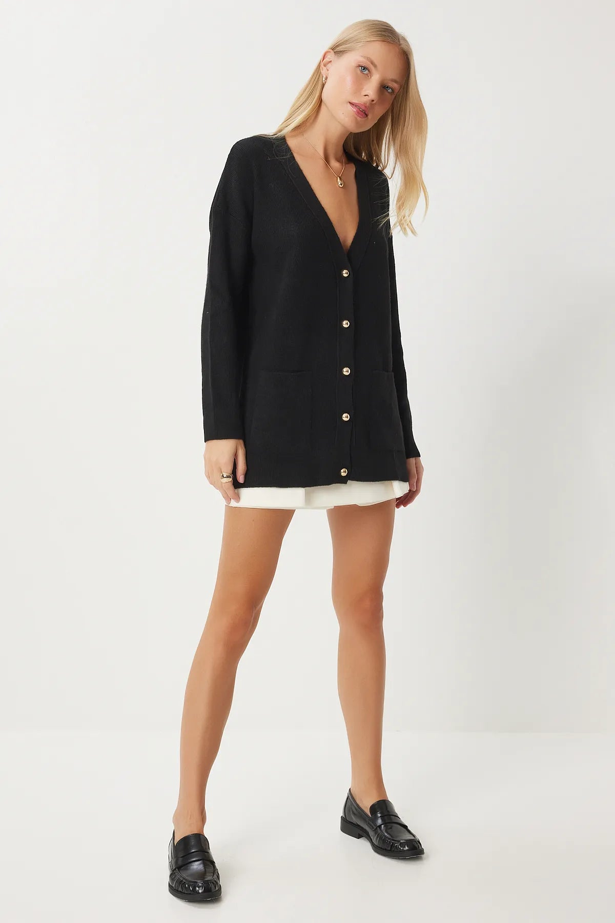 3- كارديجان شتوي اسود بتفاصيل ازرار ذهبية - Black Buttoned Long Knit Cardigan