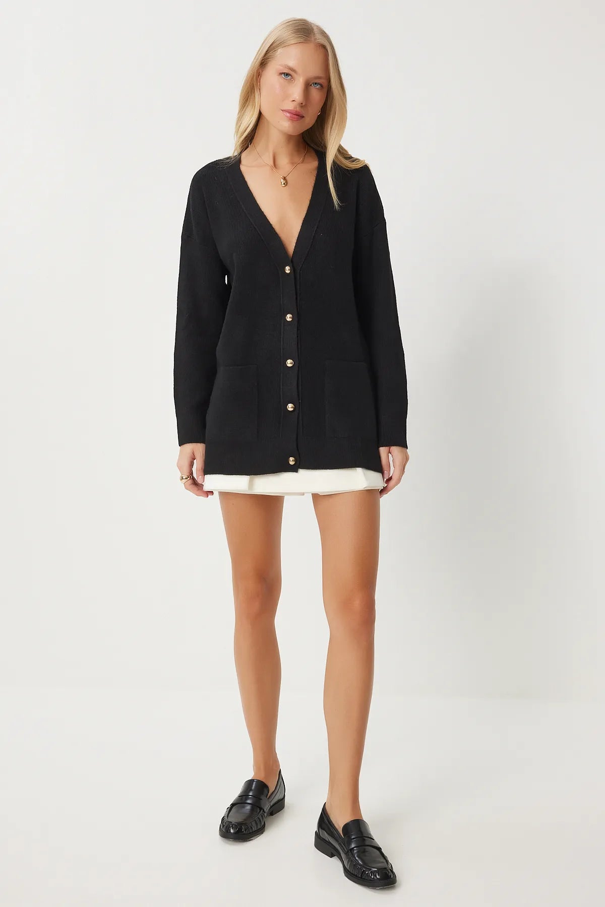 4- كارديجان شتوي اسود بتفاصيل ازرار ذهبية - Black Buttoned Long Knit Cardigan