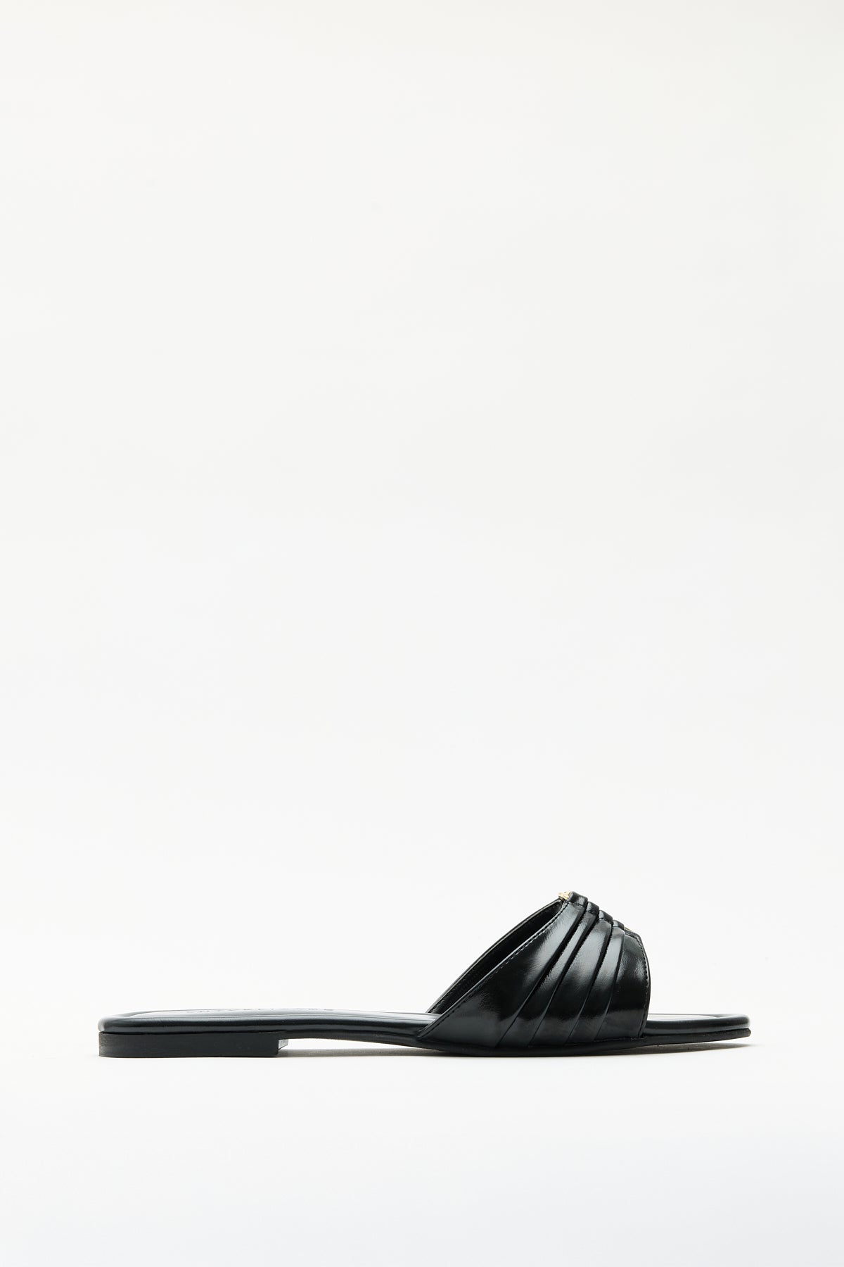 BLACK WOMEN’S SLIPPERS WITH GOLD ACCESSORY DETAIL