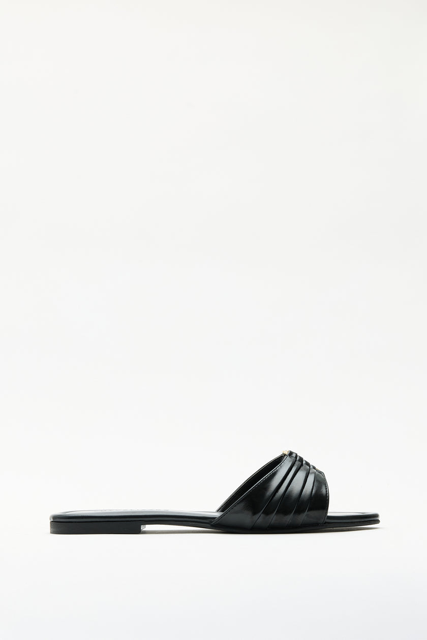 BLACK WOMEN’S SLIPPERS WITH GOLD ACCESSORY DETAIL