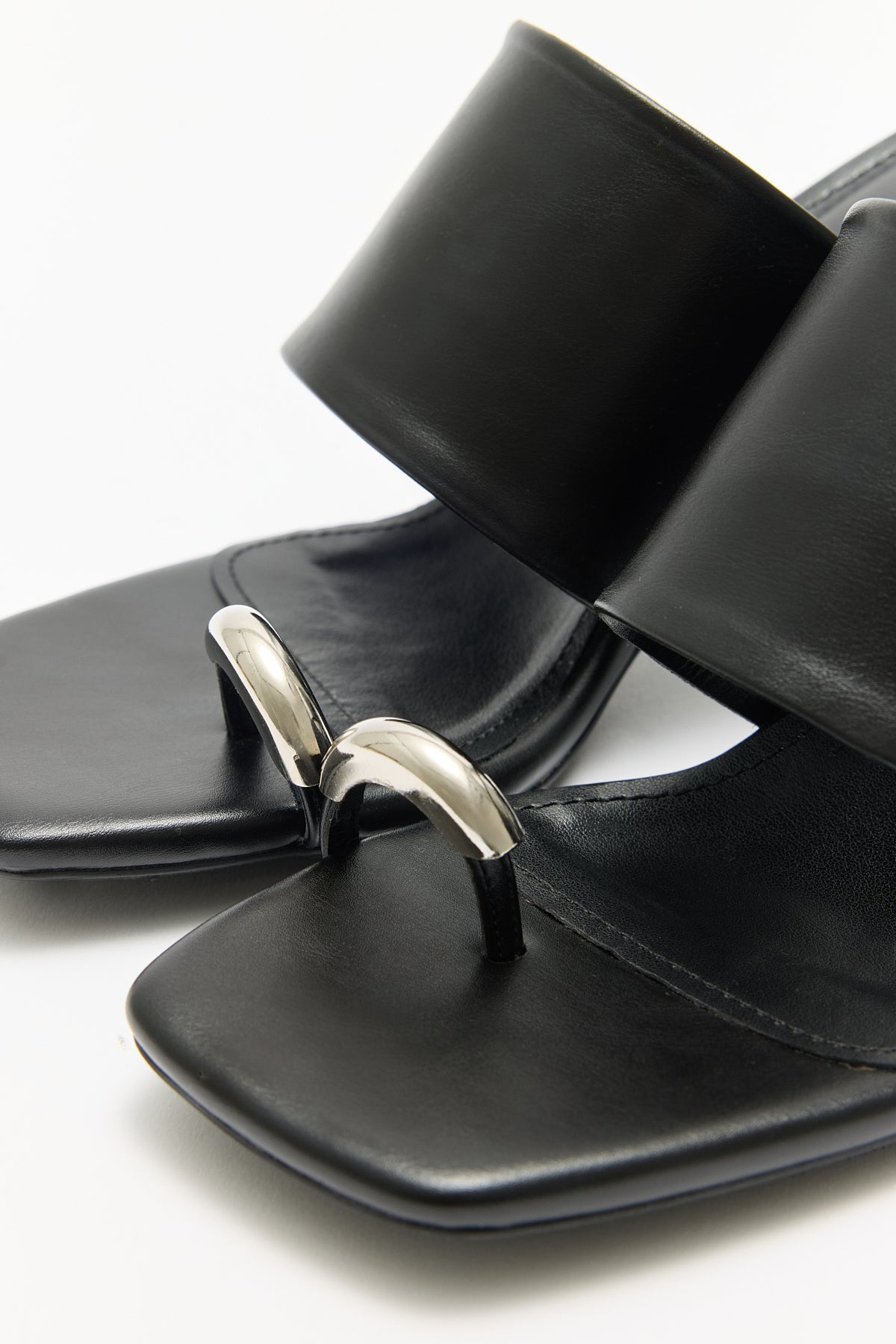 Metal Detail Toe-Post Black Women’s Heeled Slipper | FOOTWEAR | Heels | Slipper | Lebbse Metal Detail Toe-Post Black Women’s Heeled Slipper | FOOTWEAR | Heels | Slipper | Lebbse