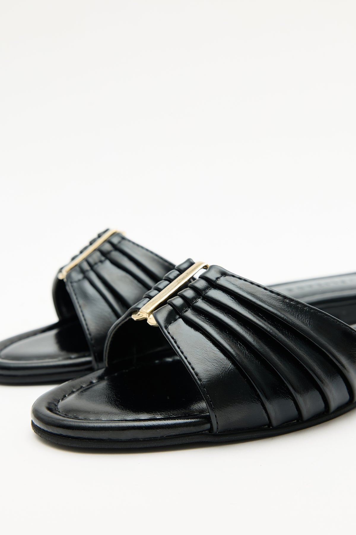 BLACK WOMEN’S SLIPPERS WITH GOLD ACCESSORY DETAIL