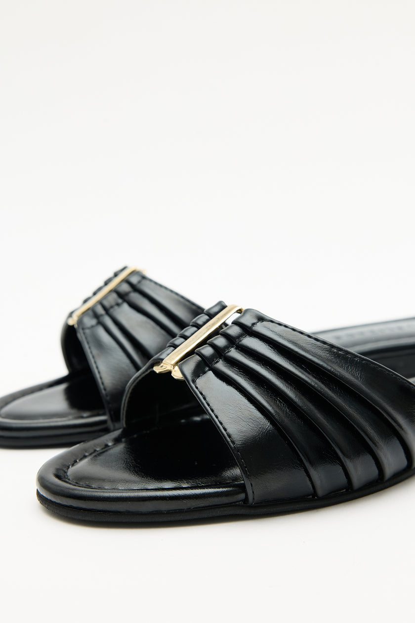 BLACK WOMEN’S SLIPPERS WITH GOLD ACCESSORY DETAIL