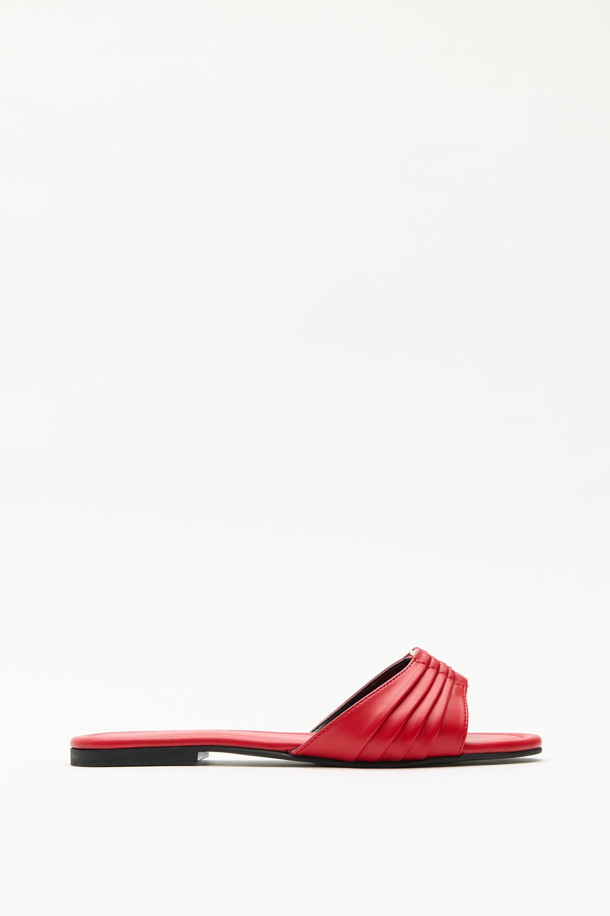 RED WOMEN’S SLIPPERS WITH GOLD ACCESSORY DETAIL