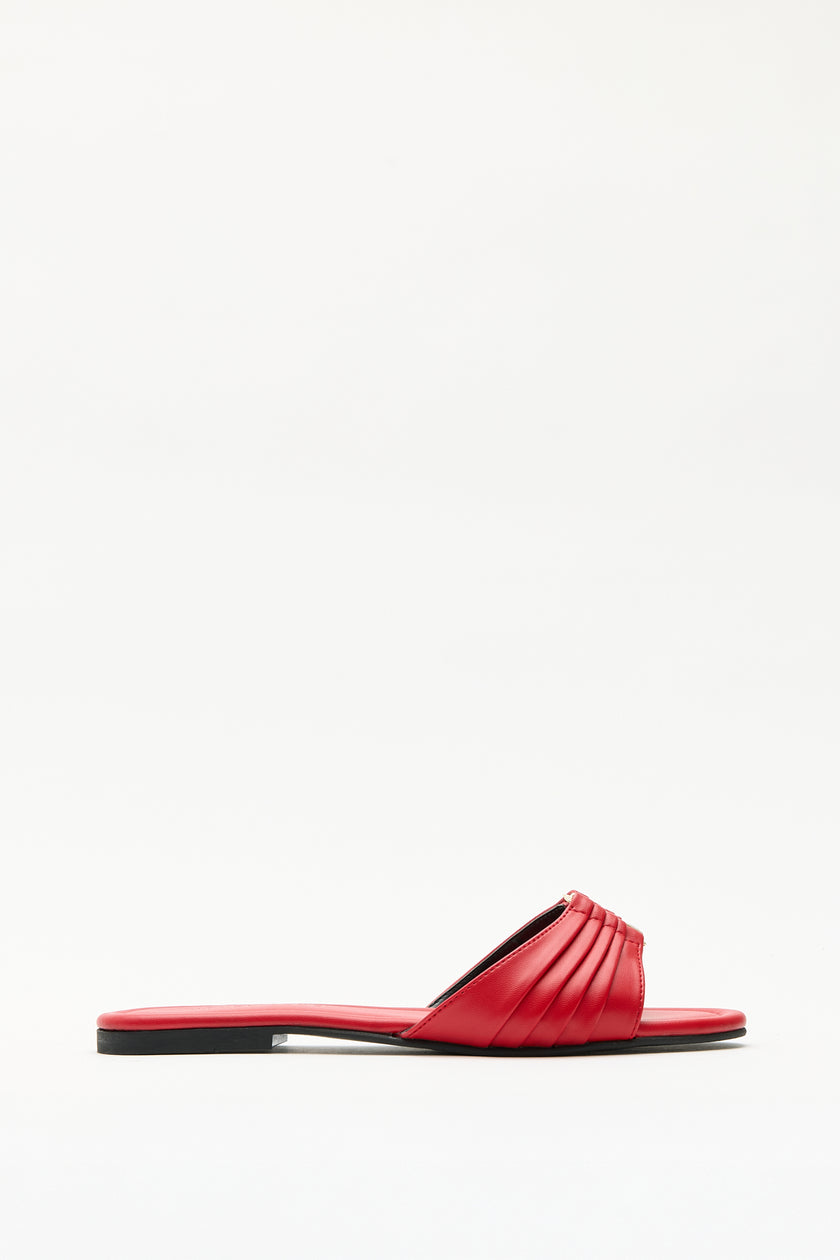 RED WOMEN’S SLIPPERS WITH GOLD ACCESSORY DETAIL