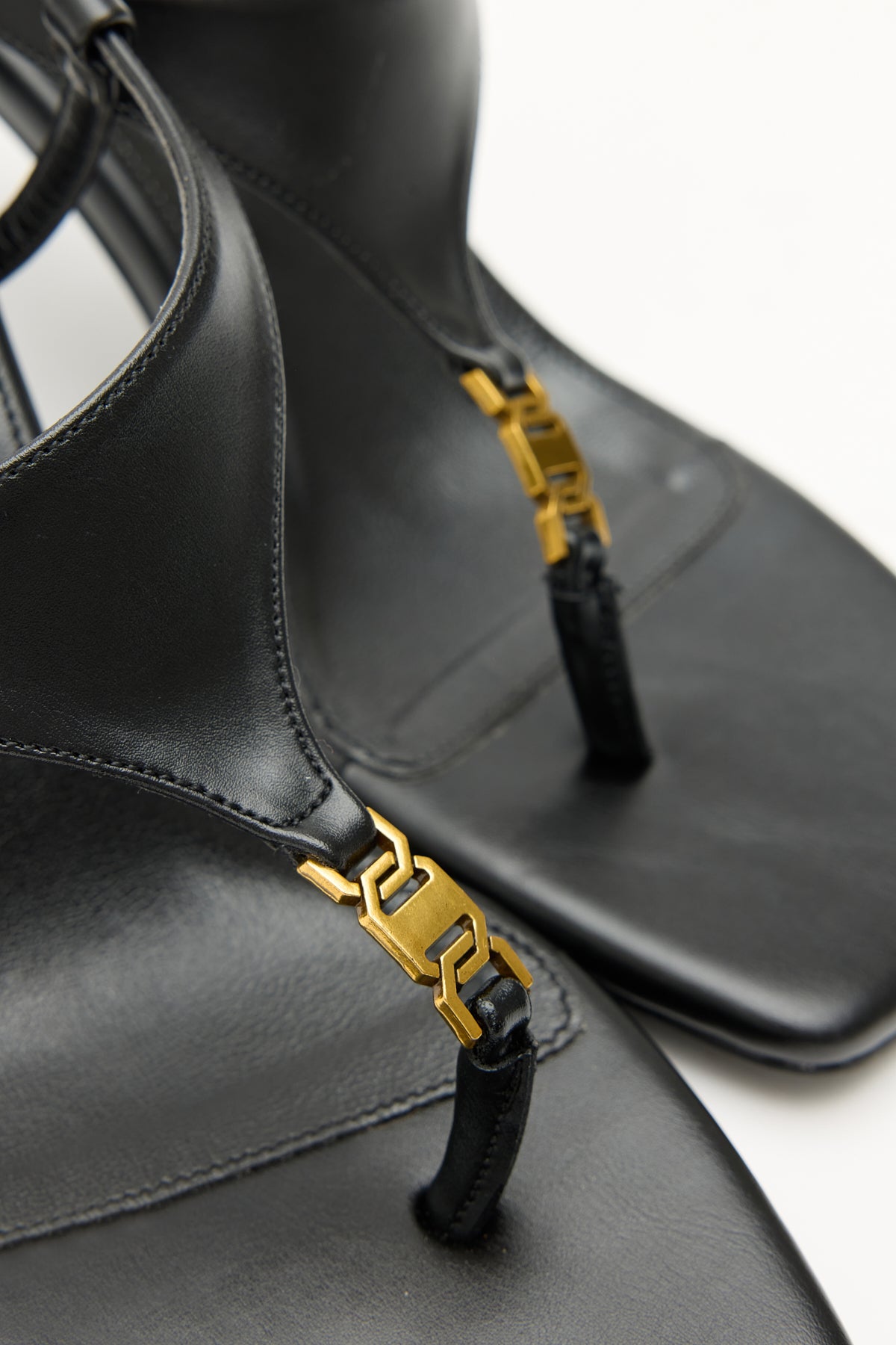 Minimal Gold Accessory Toe-Post Black Women's Heeled Sandals