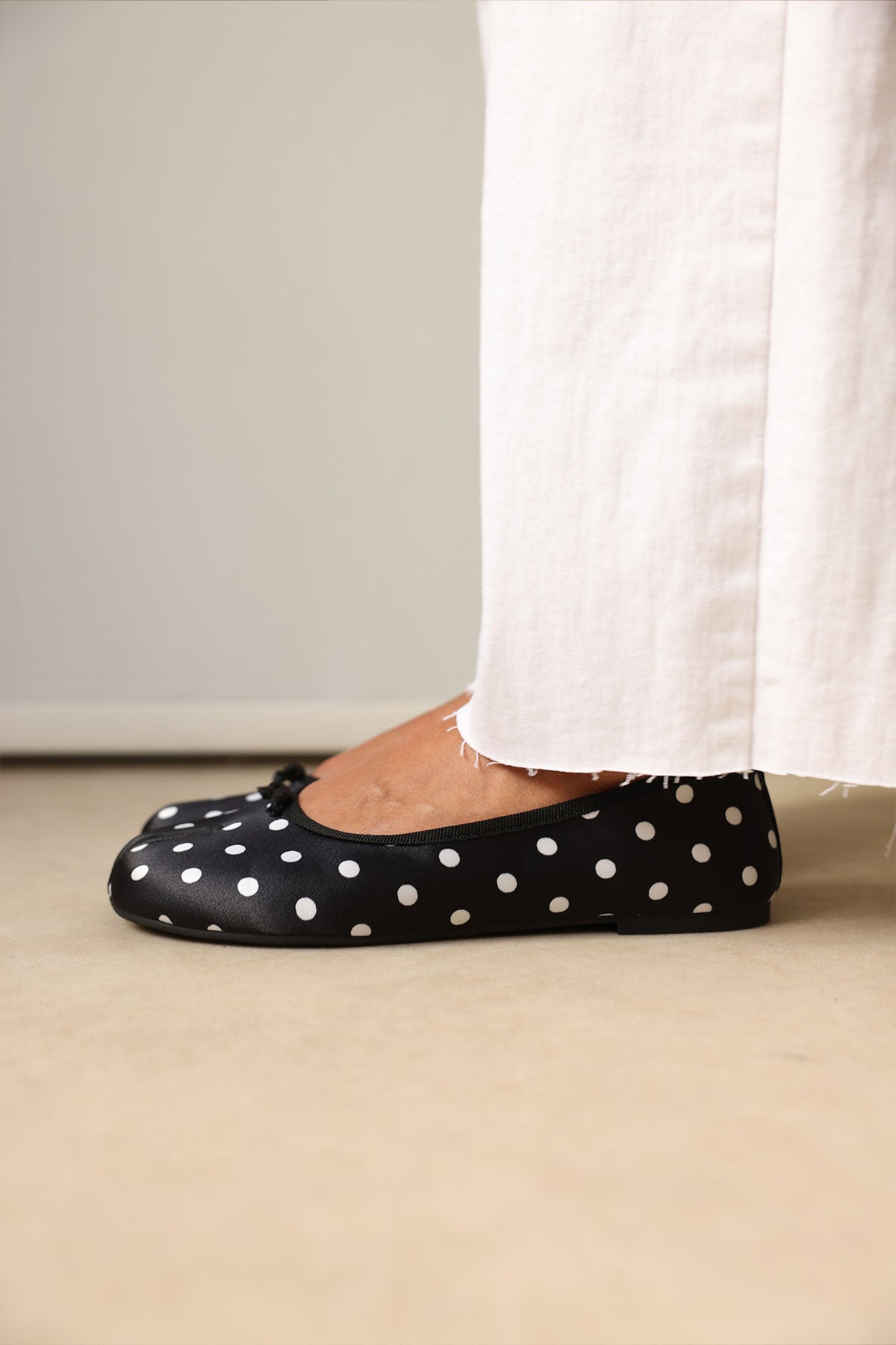 Black Polka Dot Knot-Detail Toe-Post Women's Flats