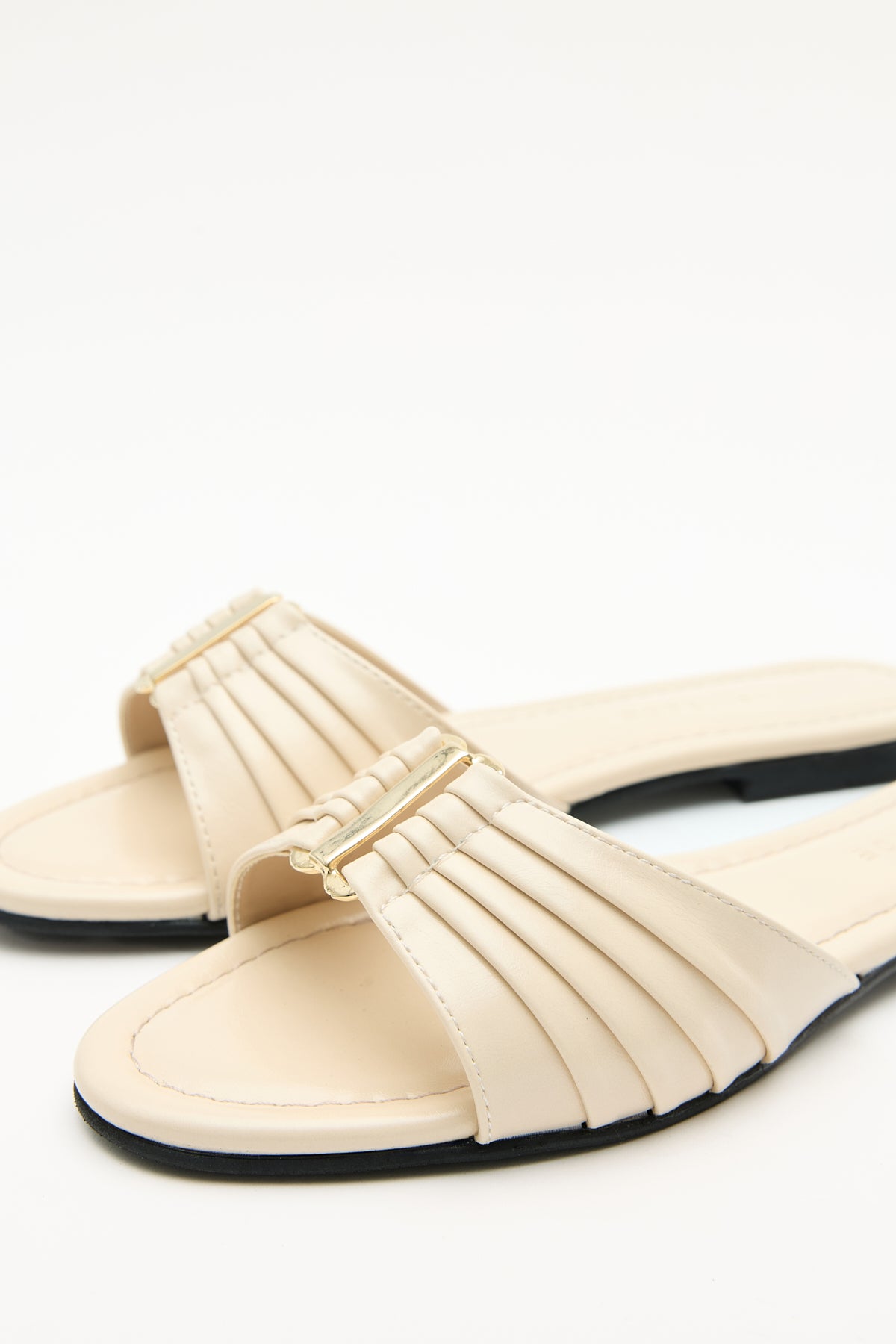 BONE WOMEN’S SLIPPERS WITH GOLD ACCESSORY DETAIL