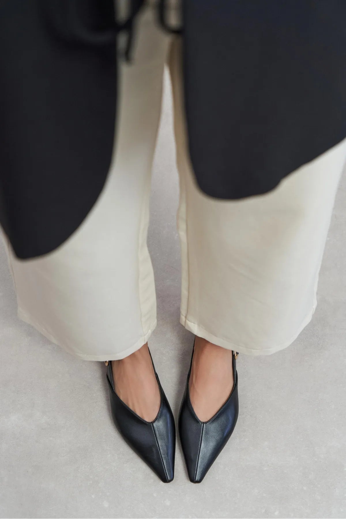 BENETO Black Matte Pointed Toe Belt Detail Women’s Ballet Flats