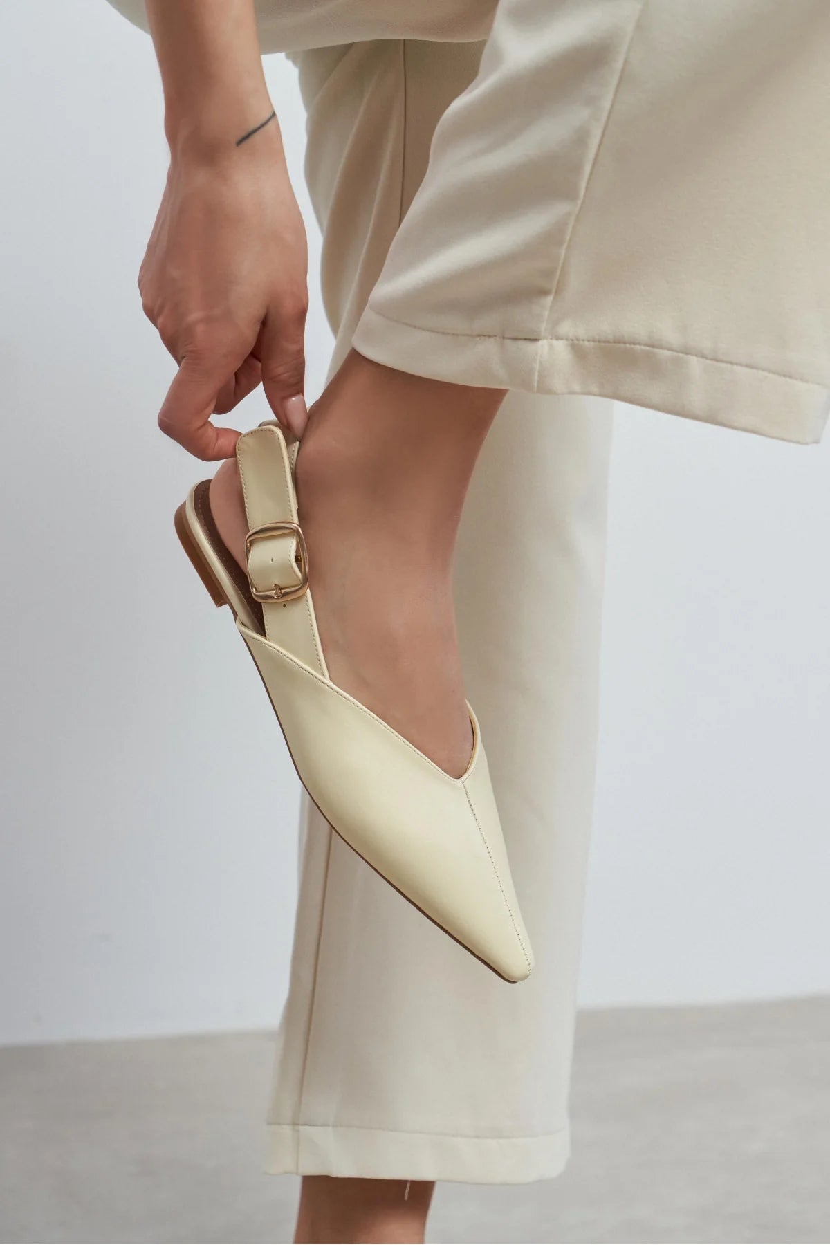 BENETO Butter Yellow Matte Pointed Toe Belt Detail Women’s Ballet Flats