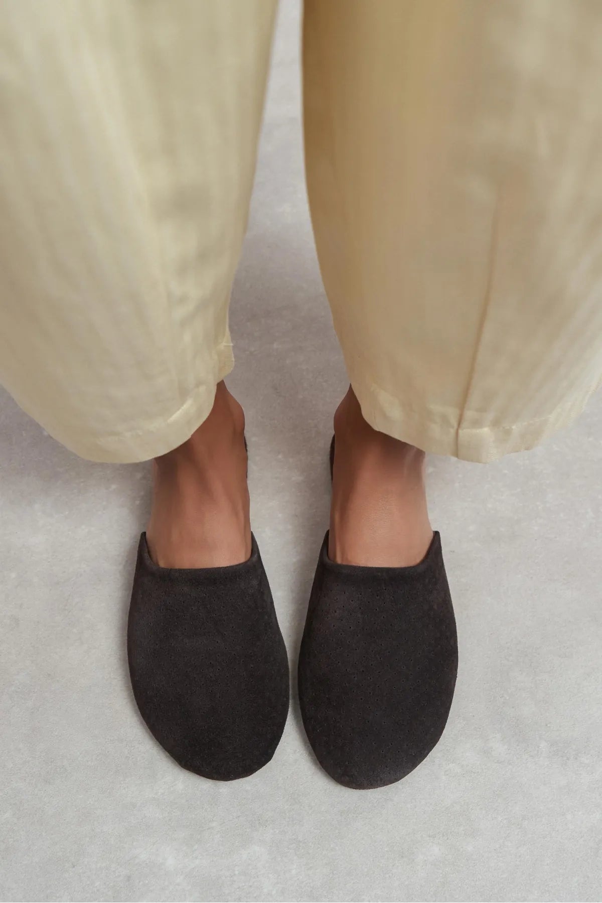 MODI BITTER BROWN SUEDE LEATHER WOMEN’S CLOSED SLIPPERS