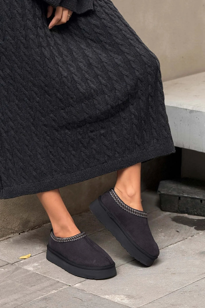 SWEET BLACK SUEDE FLAT-SOLED HOME SLIPPERS WITH FUR INSIDE