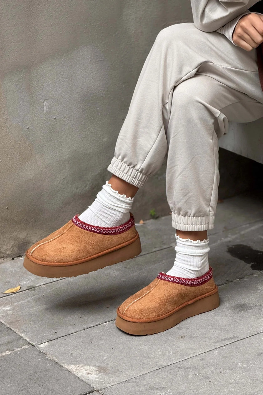 SWEET TANNED SUEDE FLAT-SOLED HOME SLIPPERS WITH FUR INSIDE