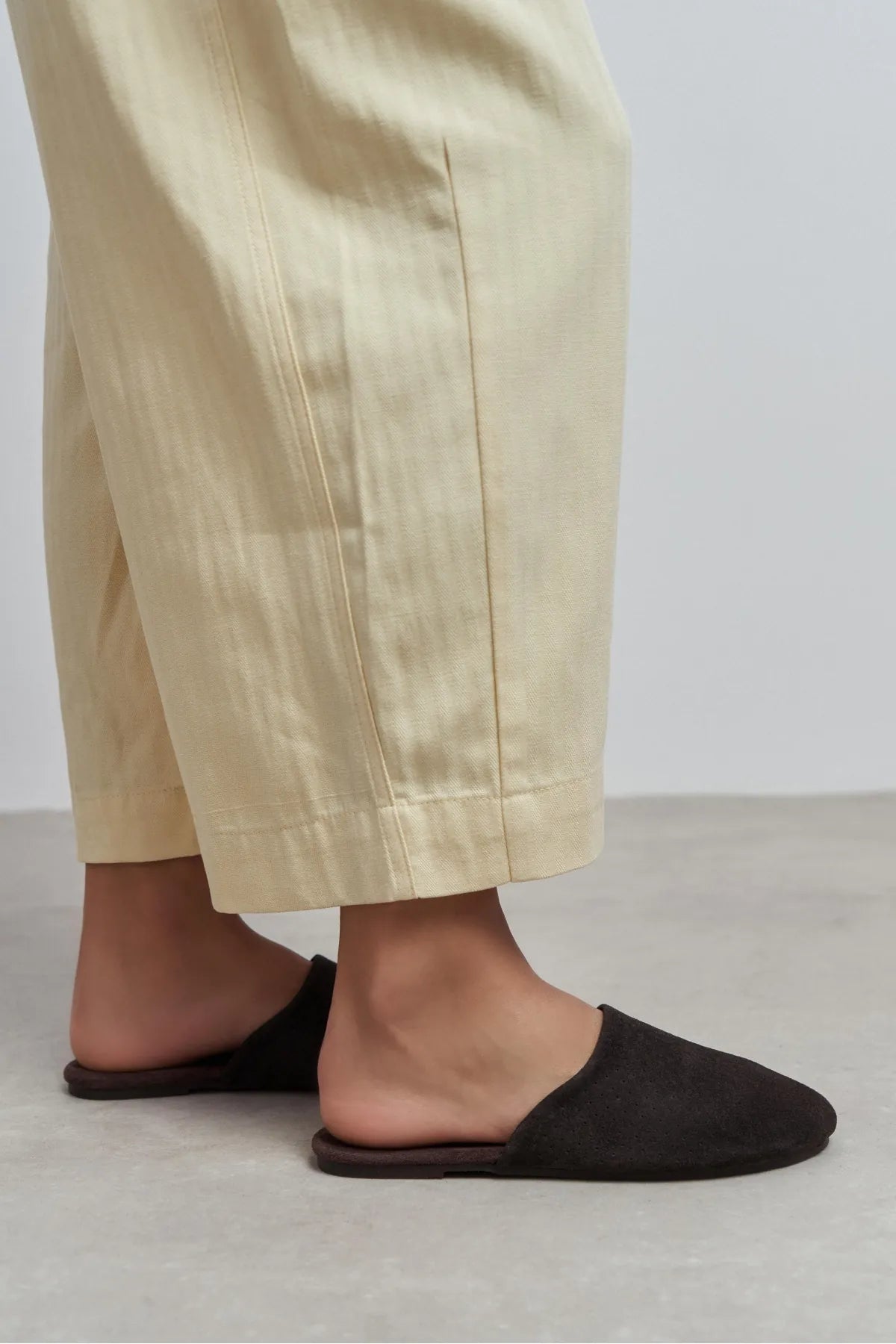 MODI BITTER BROWN SUEDE LEATHER WOMEN’S CLOSED SLIPPERS