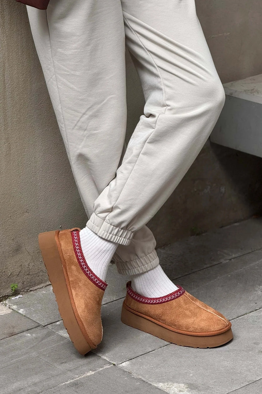 SWEET TANNED SUEDE FLAT-SOLED HOME SLIPPERS WITH FUR INSIDE