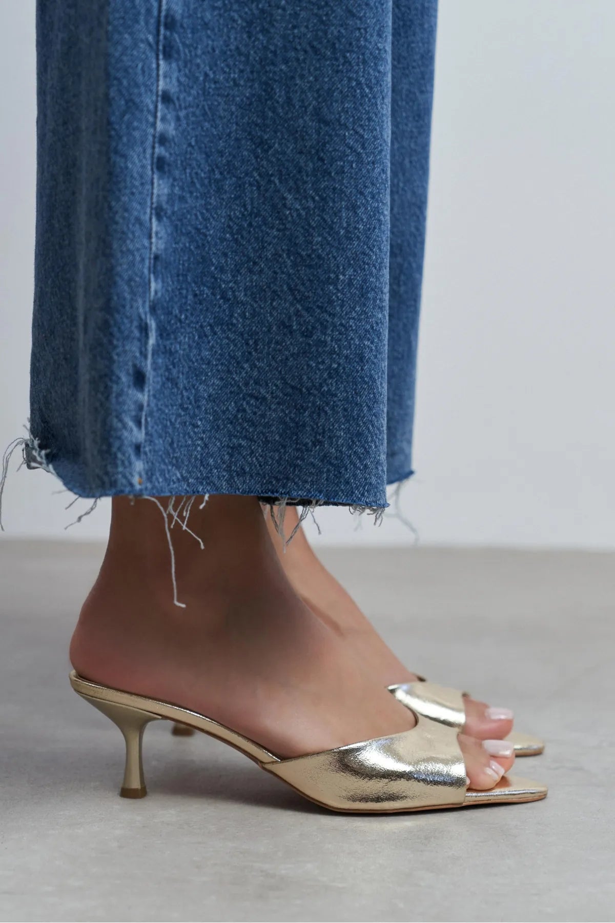 PROMISE Gold Patterned Pointed-Toe Women’s Slim Heel Slipper