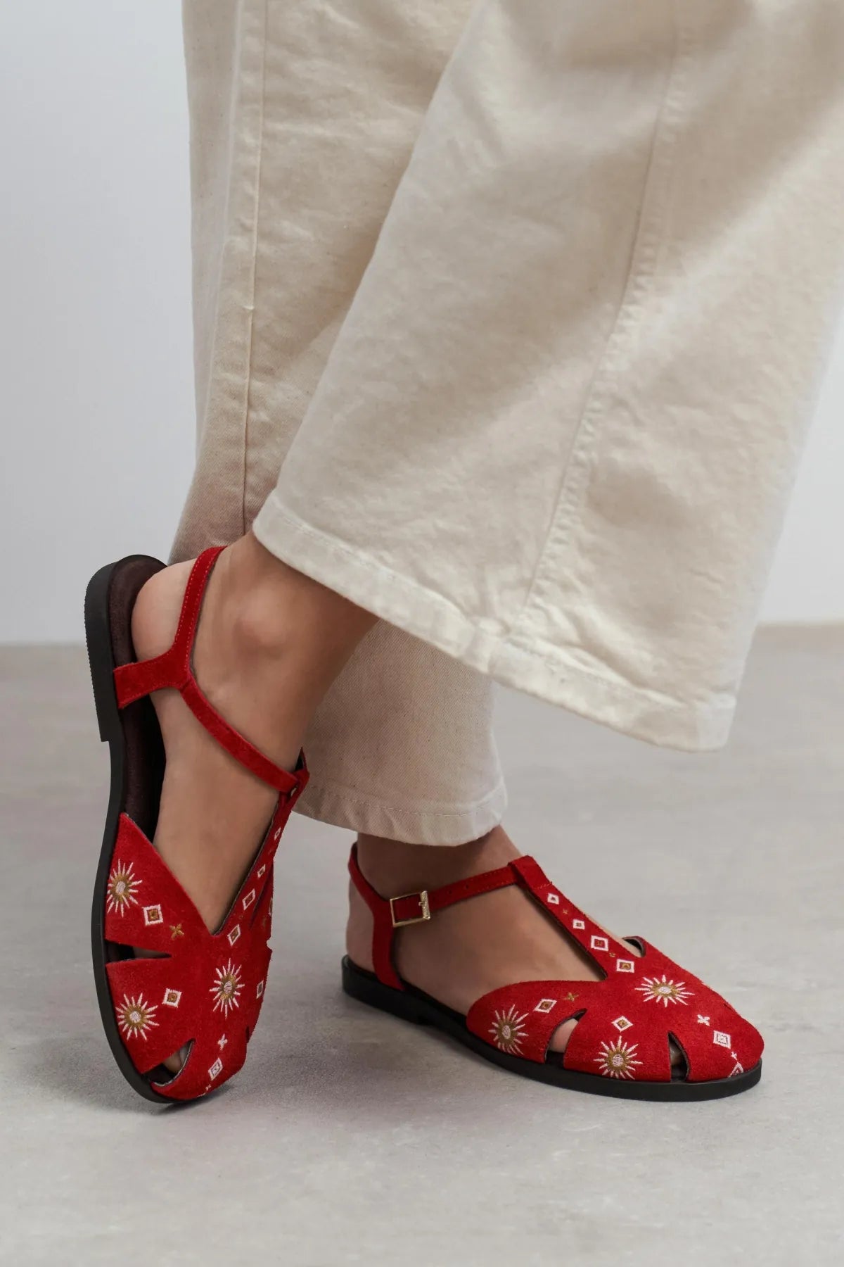 UTYA RED SUEDE Leather Embroidery Detail Flat Women’s Sandals | FOOTWEAR | SANDALET | Lebbse UTYA RED SUEDE Leather Embroidery Detail Flat Women’s Sandals | FOOTWEAR | SANDALET | Lebbse