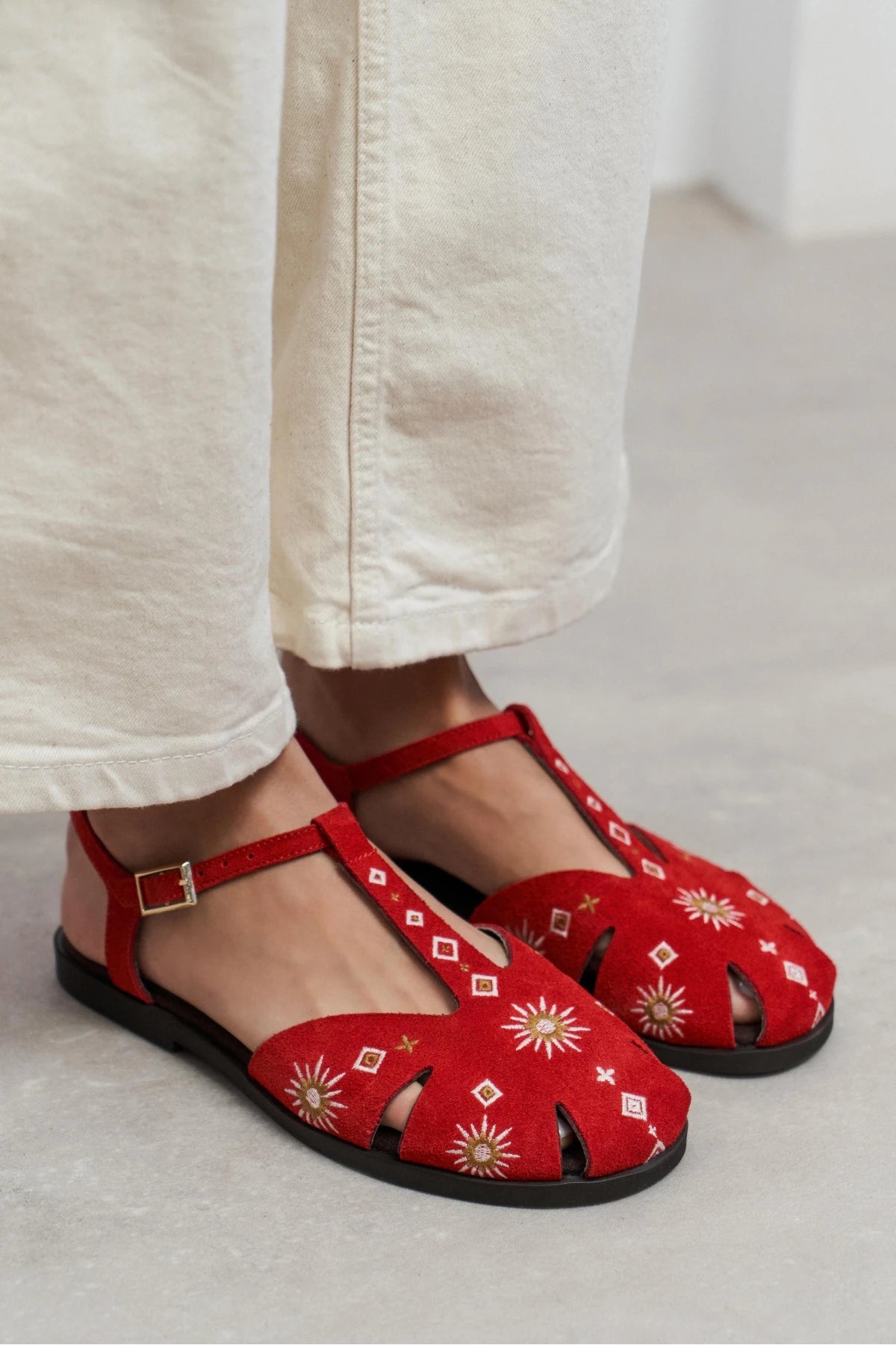 UTYA RED SUEDE Leather Embroidery Detail Flat Women’s Sandals | FOOTWEAR | SANDALET | Lebbse UTYA RED SUEDE Leather Embroidery Detail Flat Women’s Sandals | FOOTWEAR | SANDALET | Lebbse