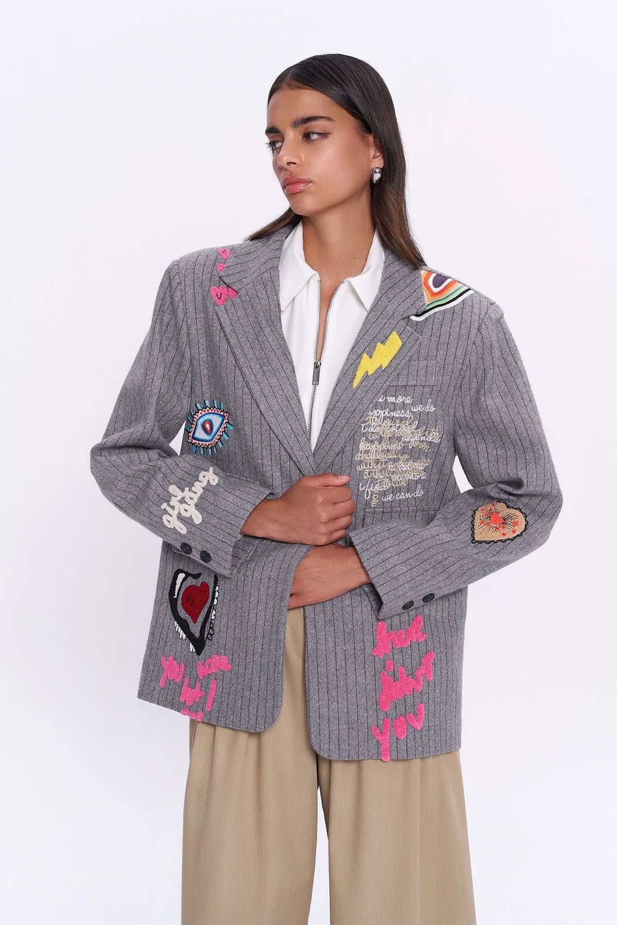 Gray Embroidery Sticker Blazer Jacket - جاكت بليزر حريمي مطرزة باللون الرمادي