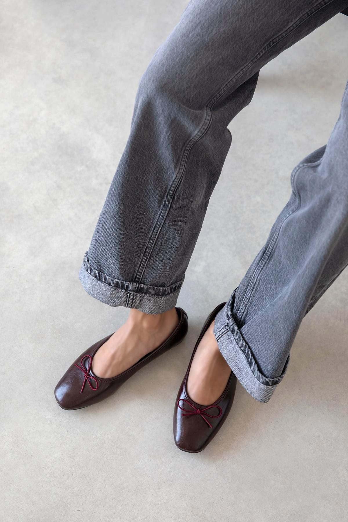 Galo Women's Bow Detail Crinkle Leather Ballerina - Burgundy