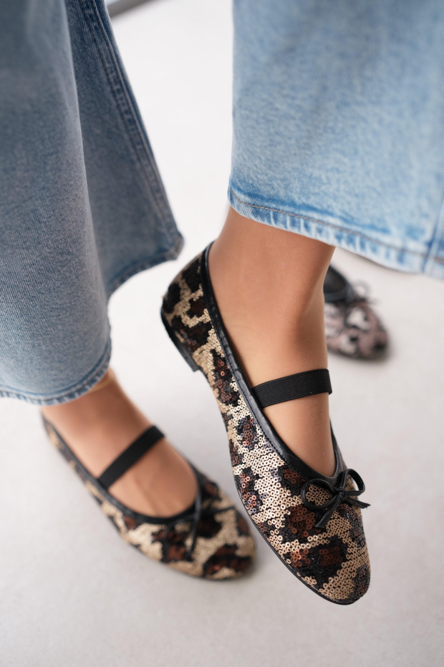 Teny Oval Toe Bow Detail Sequined Elastic Women's Ballerinas- LEOPARD