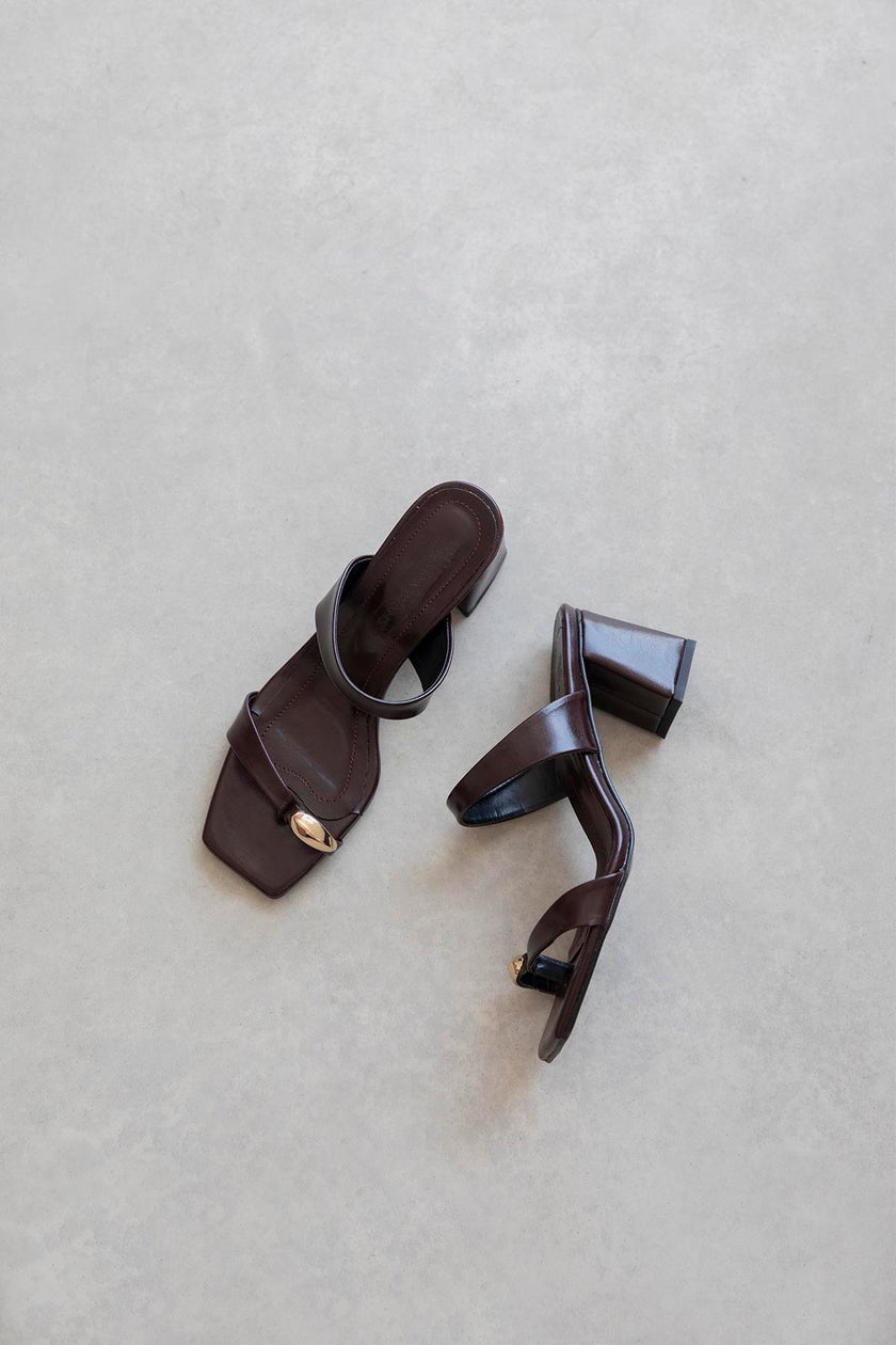 Capri Women's Creased Leather Flip-Flop Sandals- Burgundy