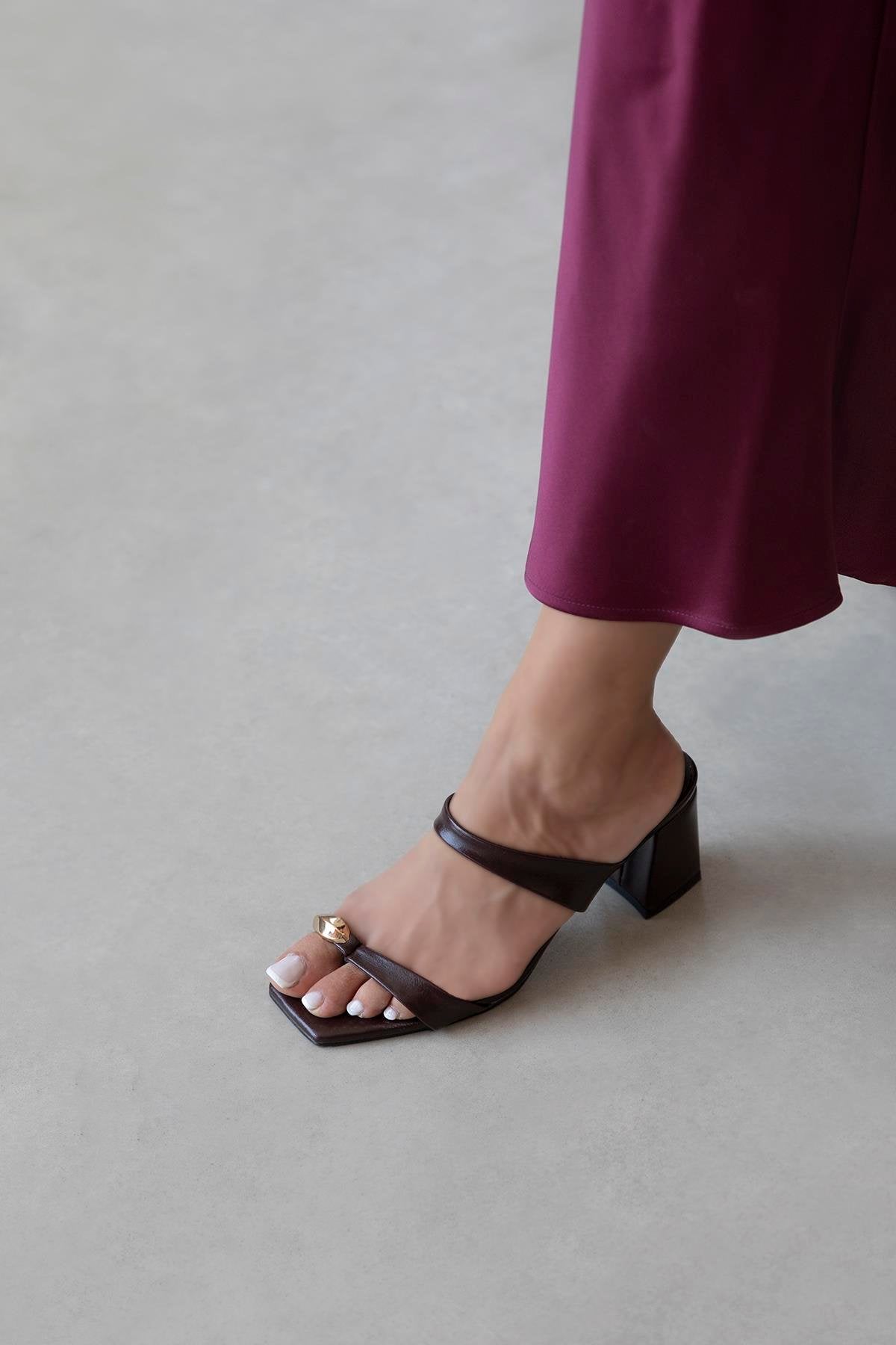 Capri Women's Creased Leather Flip-Flop Sandals- Burgundy