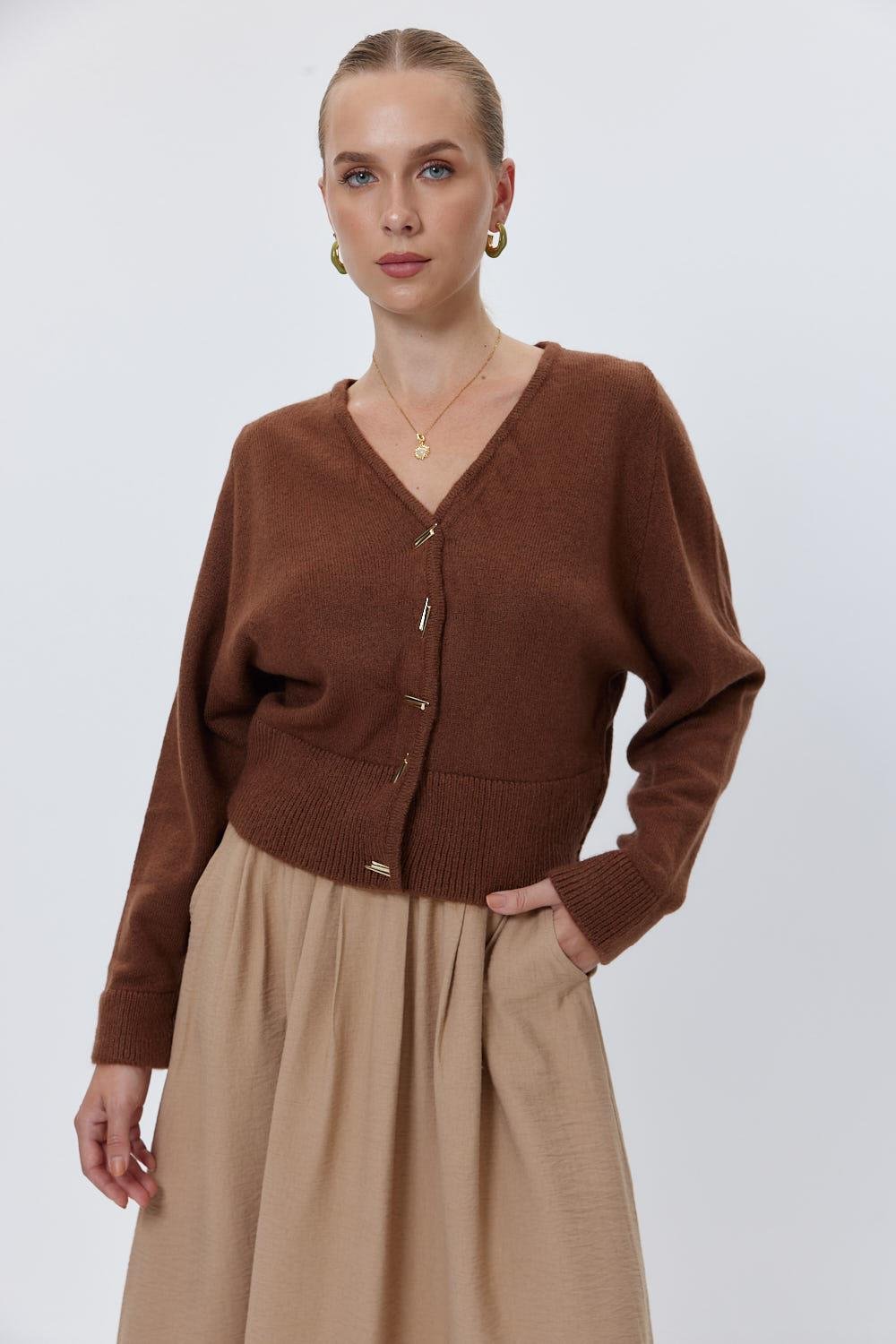 كارديجان ملون بني تريكو بتفاصيل ازرار معدنية - Metal Button V Neck Knit Brown Women's Cardigan