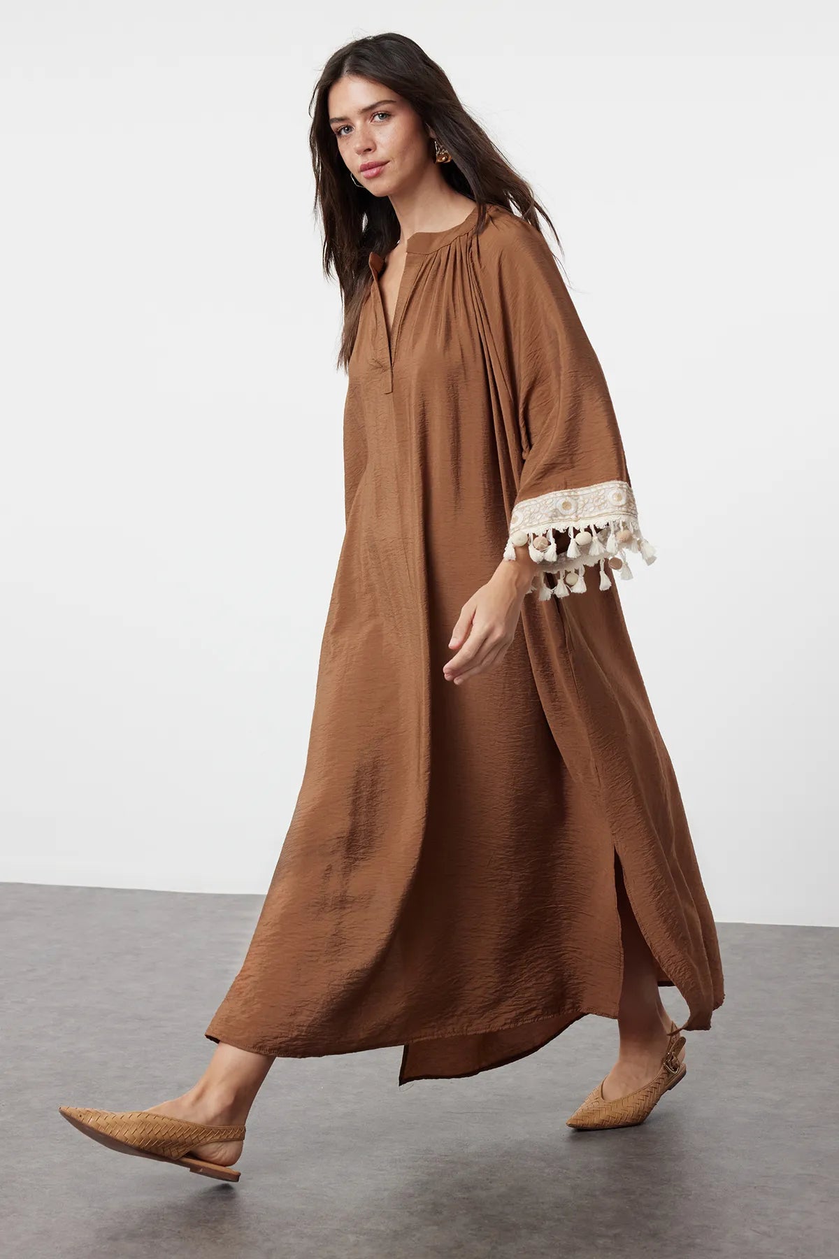 Brown Accessory Detailed Woven Cape &amp; Abaya