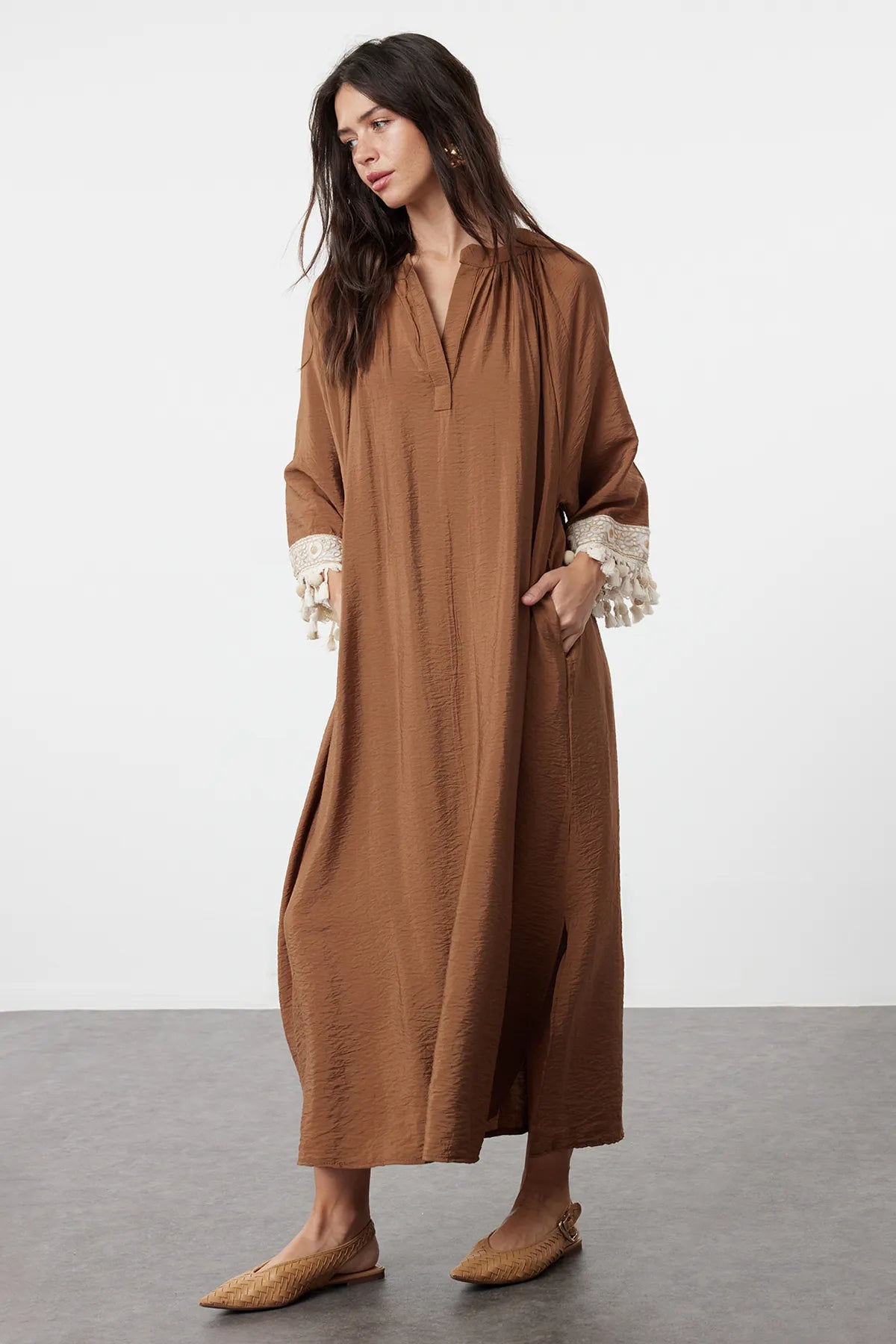 Brown Accessory Detailed Woven Cape &amp; Abaya