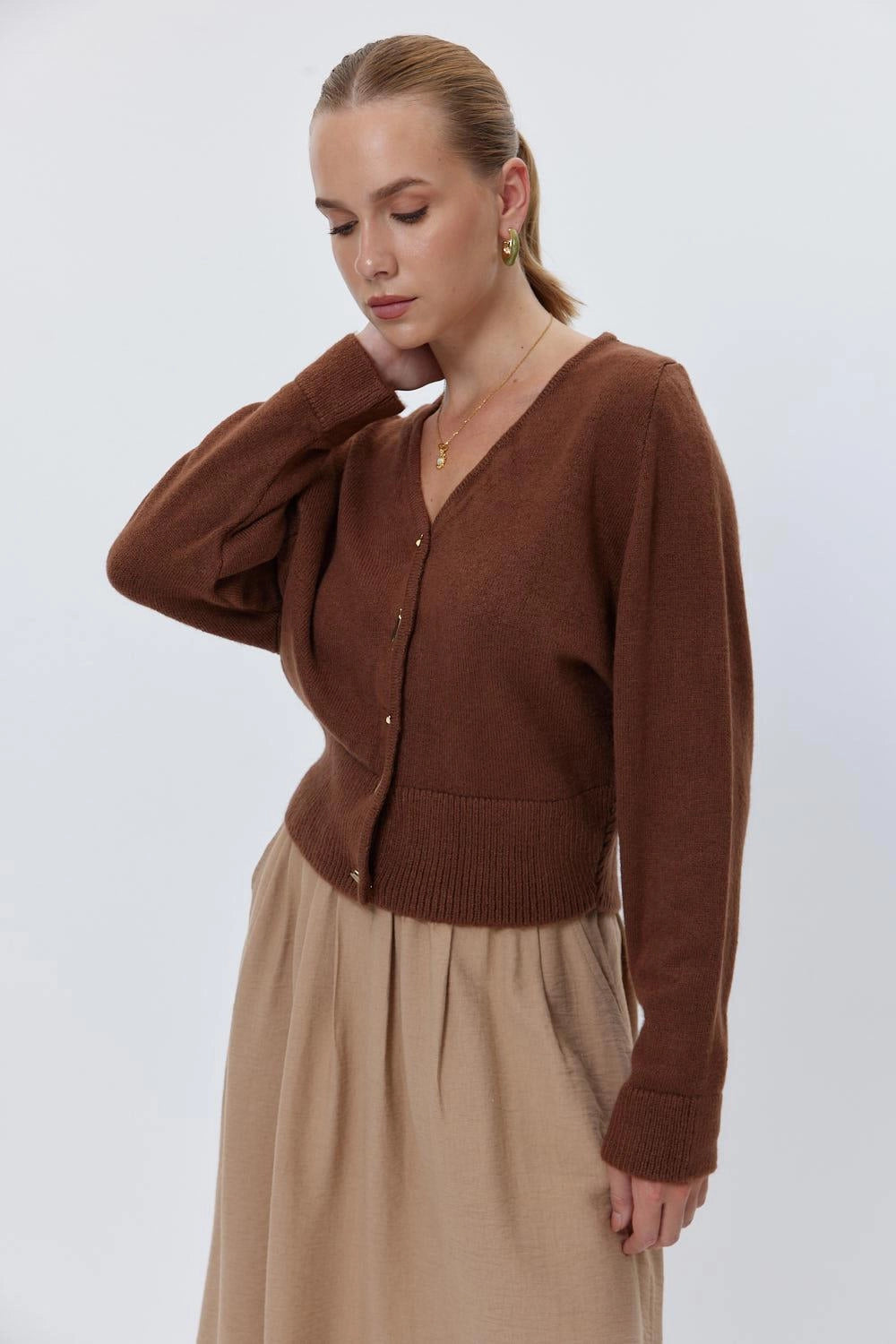 3- كارديجان ملون بني تريكو بتفاصيل ازرار معدنية - Metal Button V Neck Knit Brown Women's Cardigan