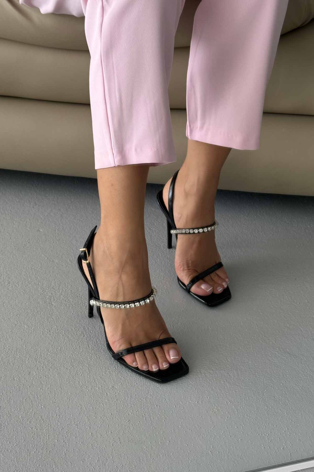 Venatia Stone Black Patent Leather Heeled Shoes