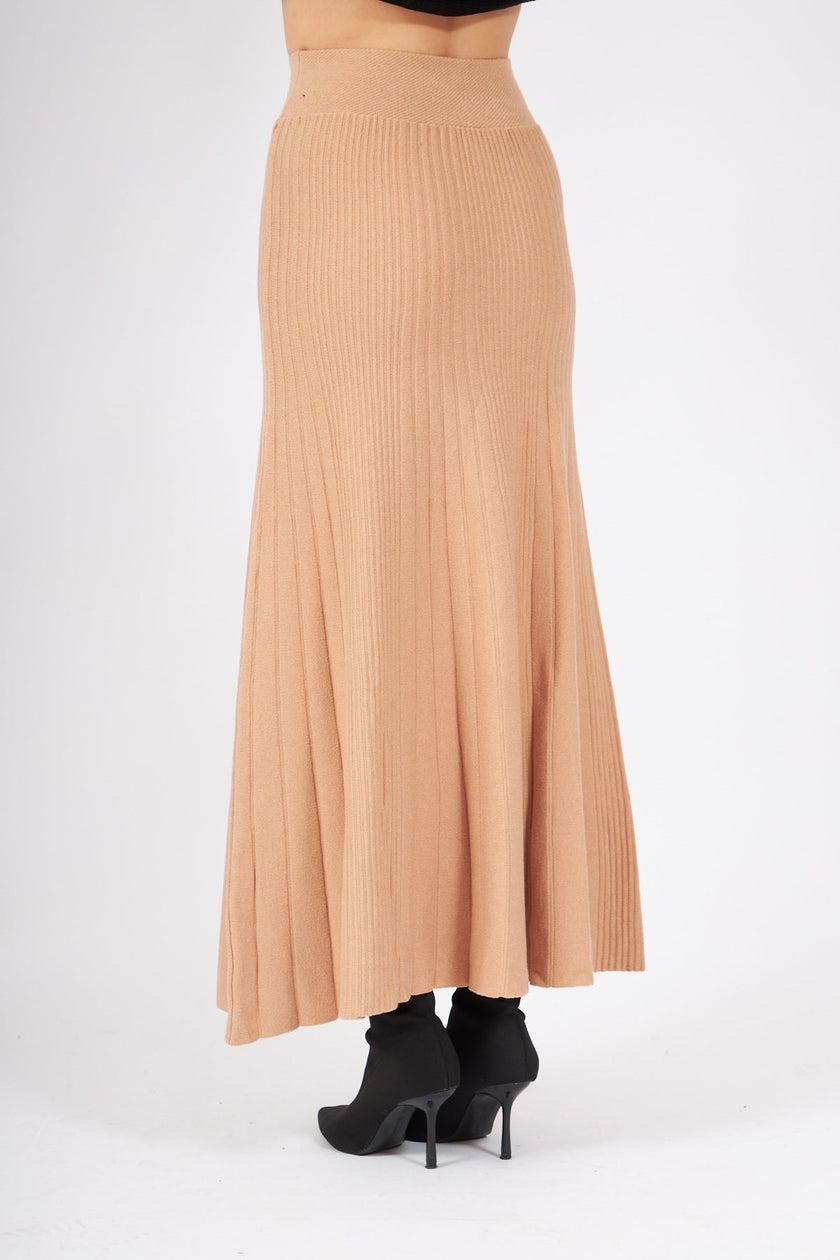 4- موديلات تنورة طويلة تريكو سميك لون جملي - Camel Thick Corduroy Knit Skirt