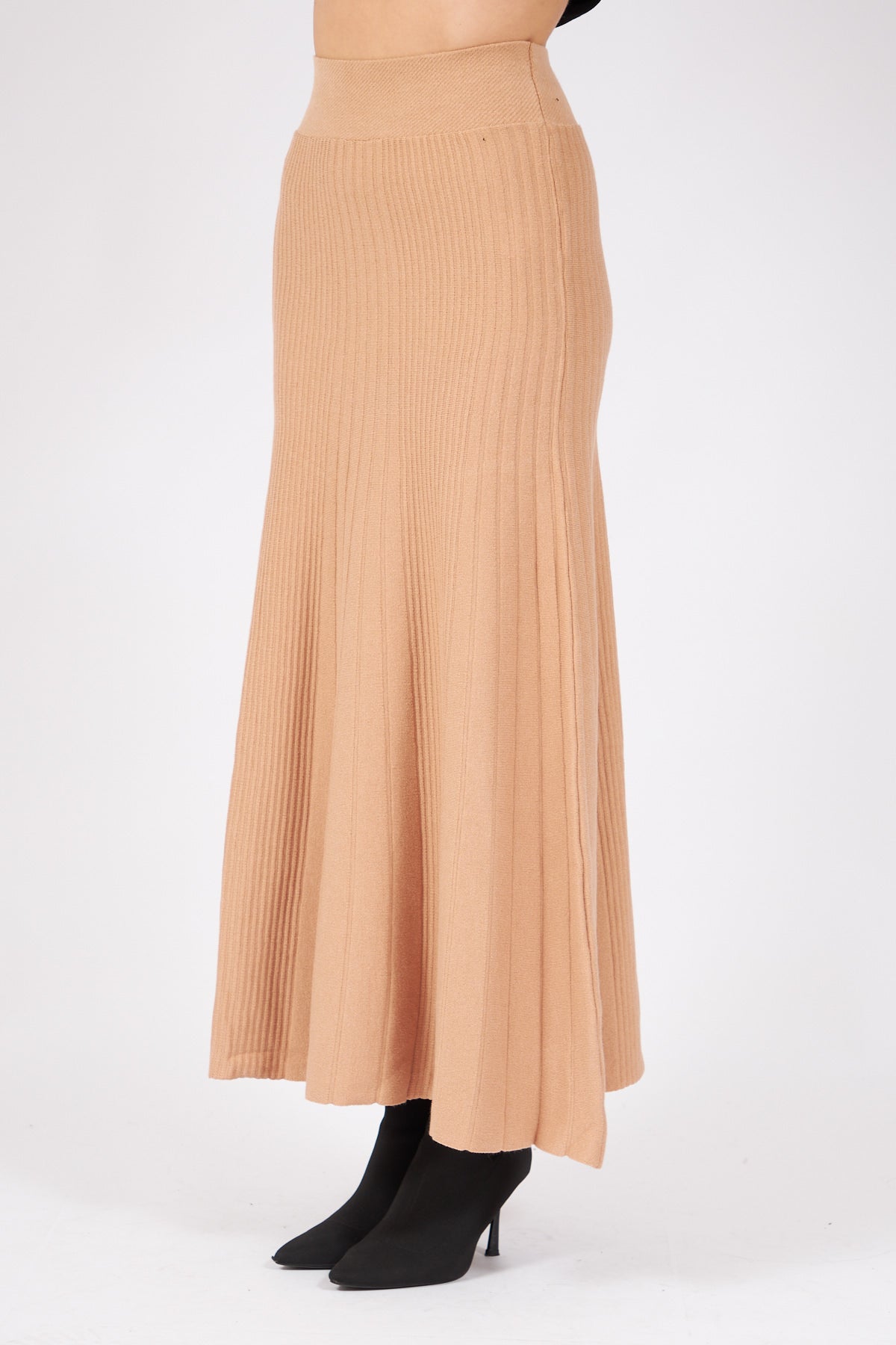3- موديلات تنورة طويلة تريكو سميك لون جملي - Camel Thick Corduroy Knit Skirt