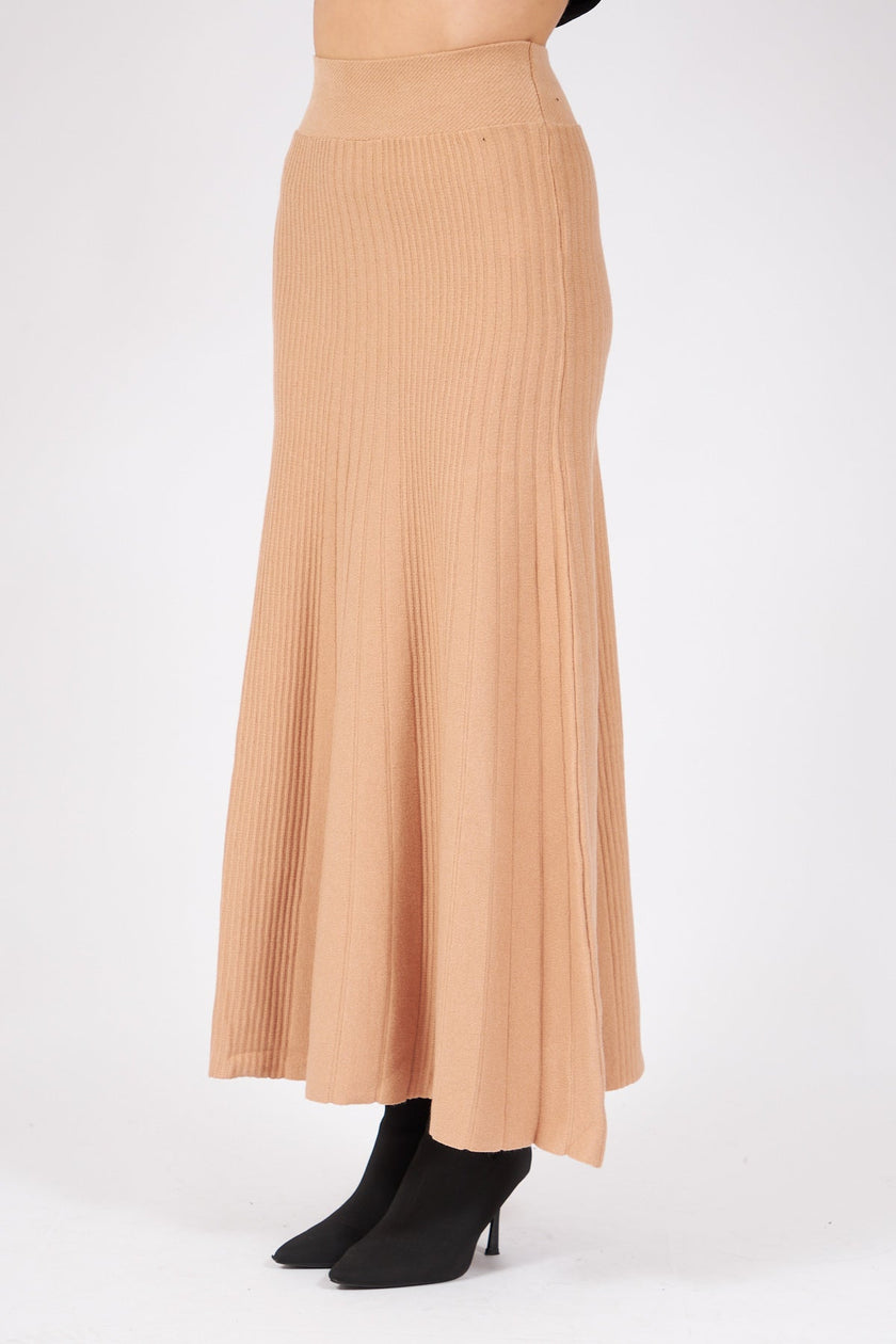 3- موديلات تنورة طويلة تريكو سميك لون جملي - Camel Thick Corduroy Knit Skirt